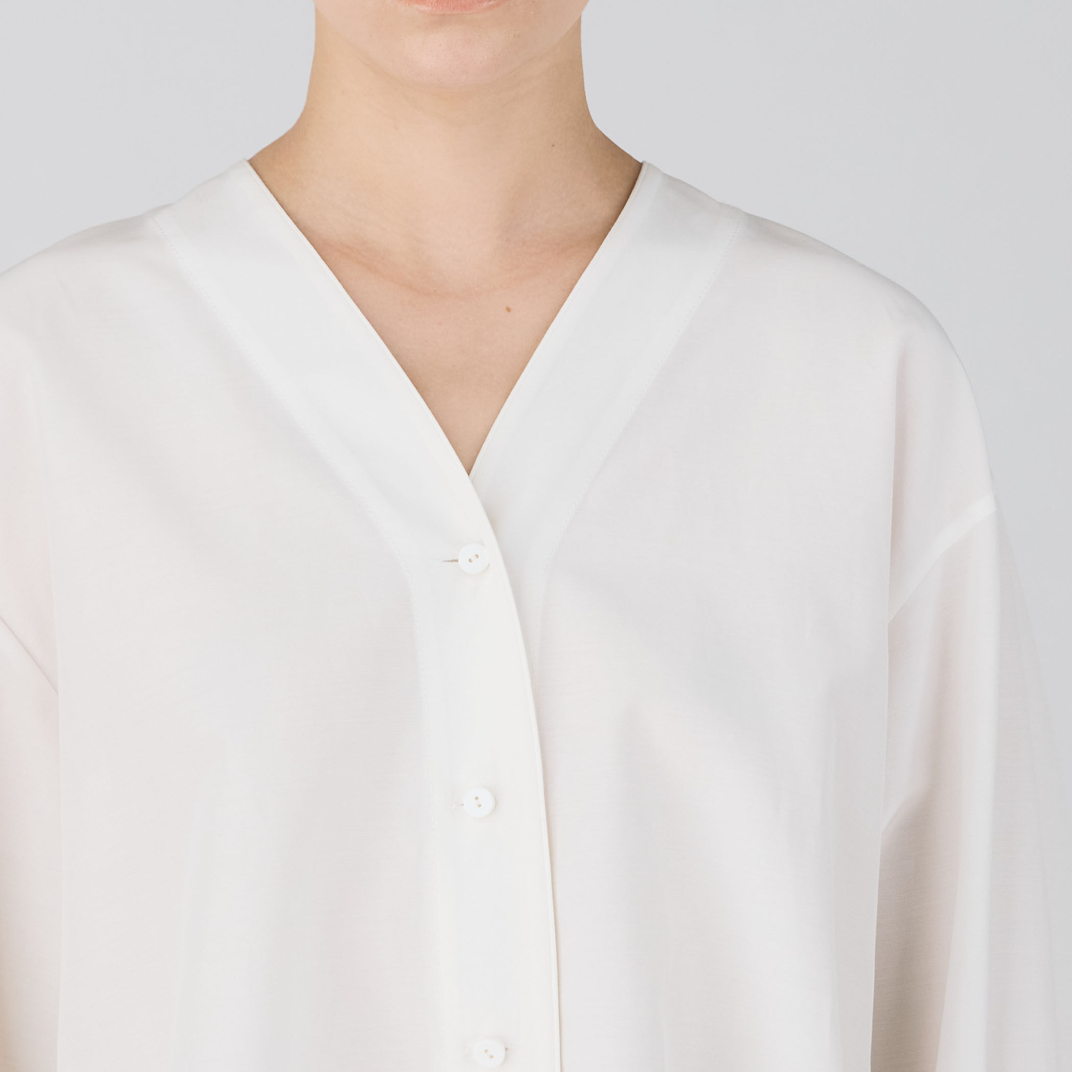 コットンシルクポプリン Vネックブラウス｜トゥモローランド 公式通販