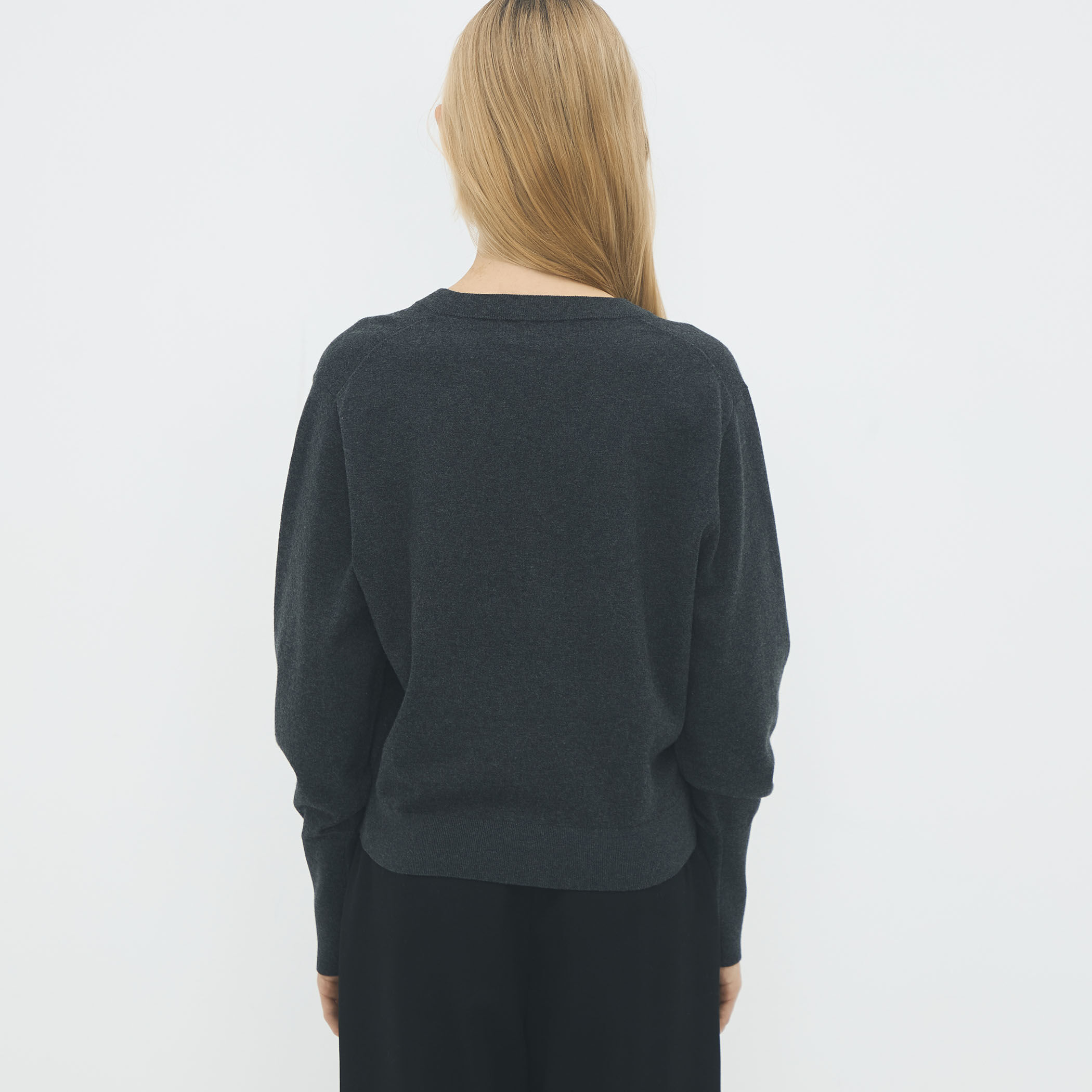 コットンカシミヤストレット Vネックプルオーバー｜トゥモローランド