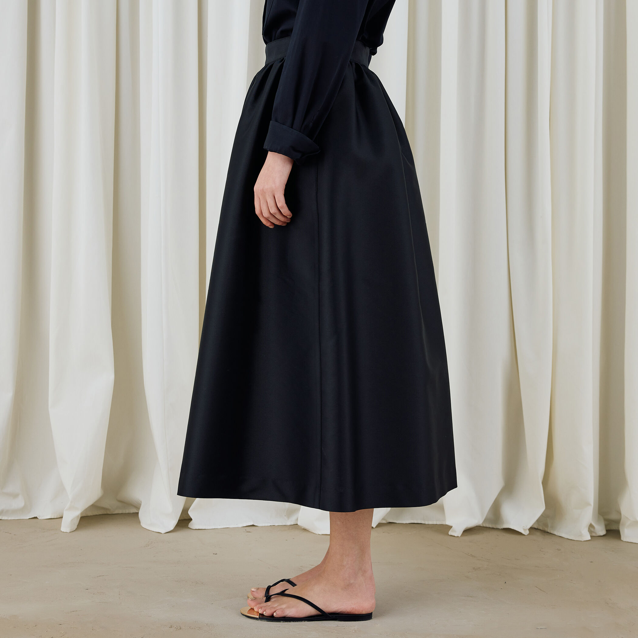 シルクポリエステルツイル ギャザーロングスカート｜トゥモローランド