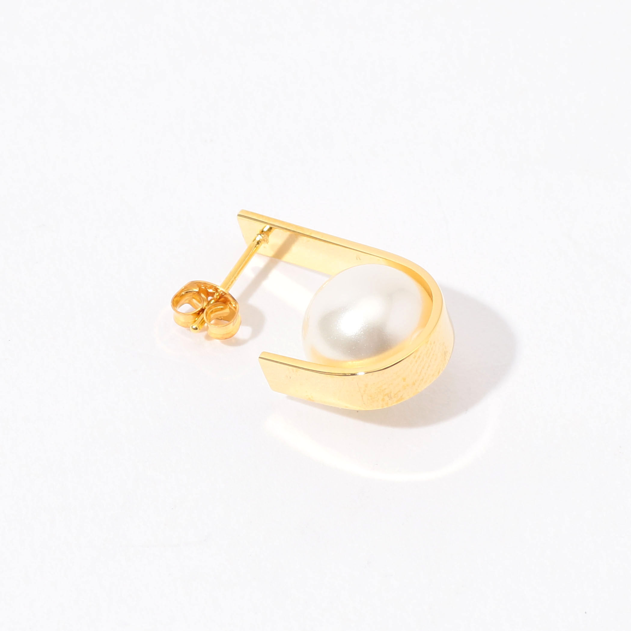 【新品未開封】januka×TOMORROWLAND シェルパールピアス 別注】januka×TOMORROWLAND シェルパールピアス