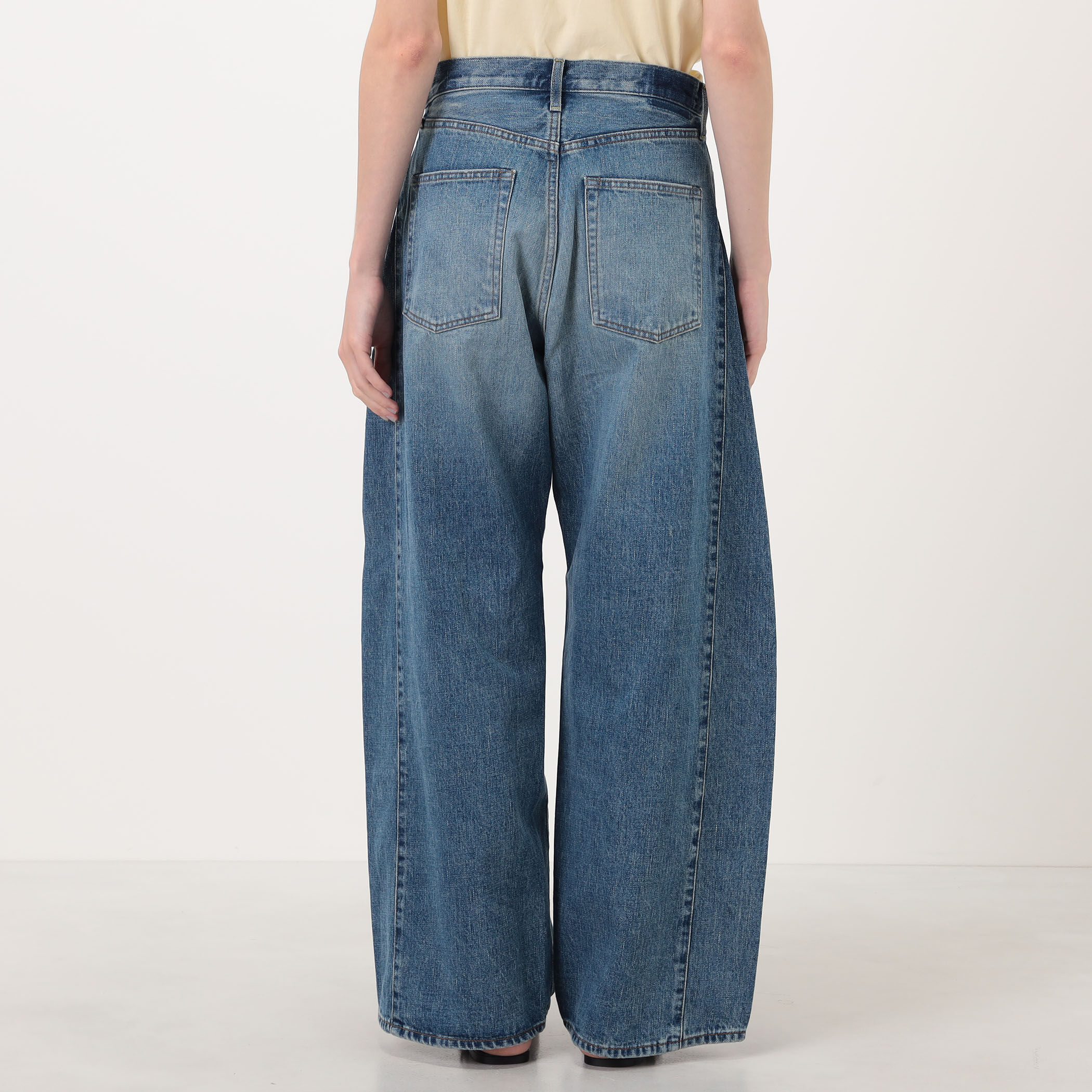 HYKE BARREL-LEG JEANS バレルレッグデニムパンツ｜トゥモローランド