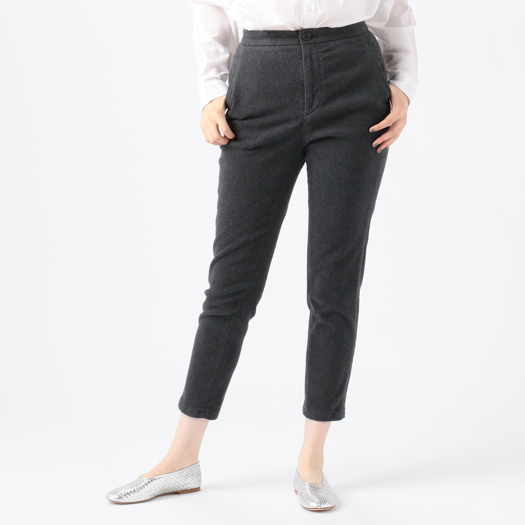 新品タグ付き✨トゥモローランド ドレーピーストレッチ シガレットパンツ 洗える ドレーピーストレッチ シガレットパンツ | maison TOMORROWLAND