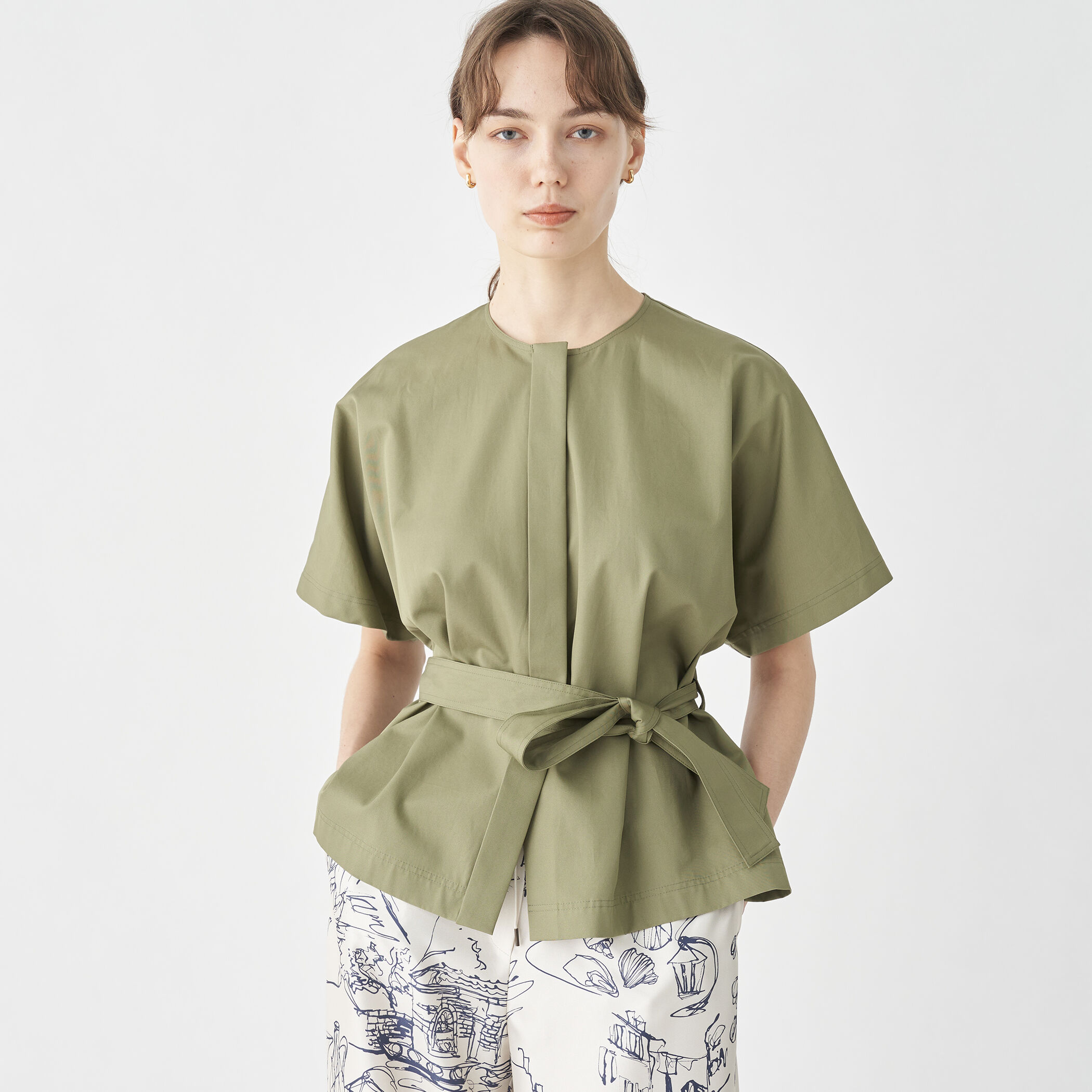 コットンギャバジン ベルテッドシャツ｜トゥモローランド 公式通販