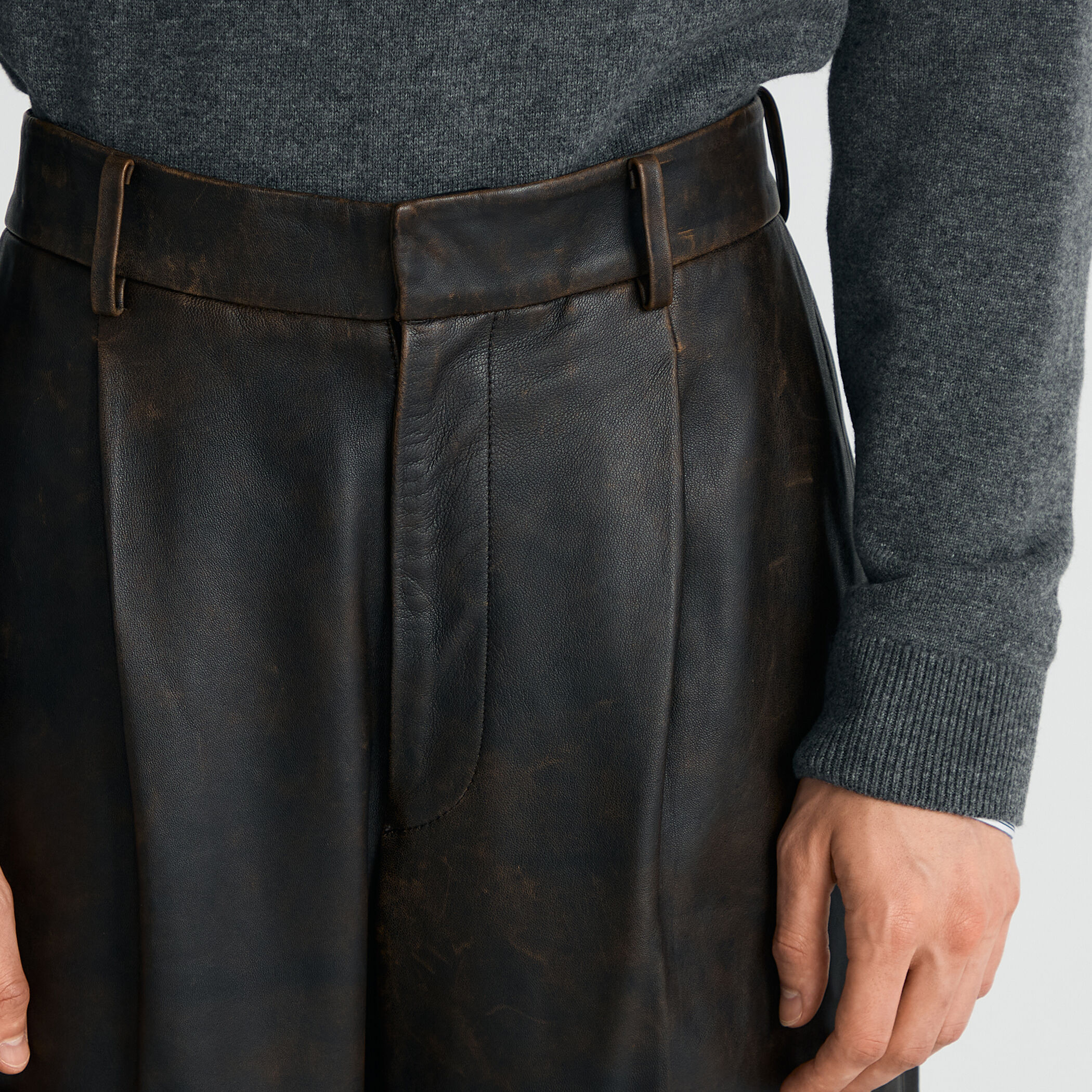 クラッシュレザー スラックス｜トゥモローランド 公式通販