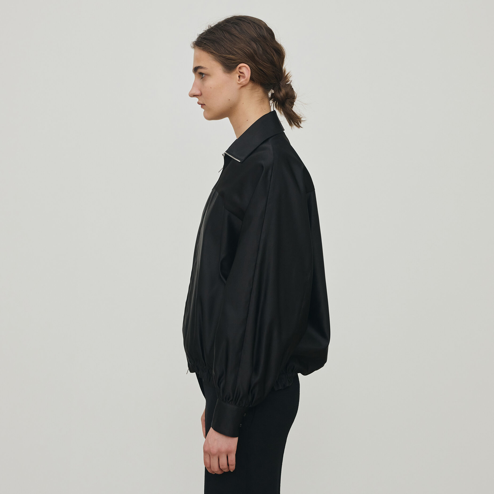 トリアセテートシルクサテン ジップアップブルゾン｜トゥモローランド