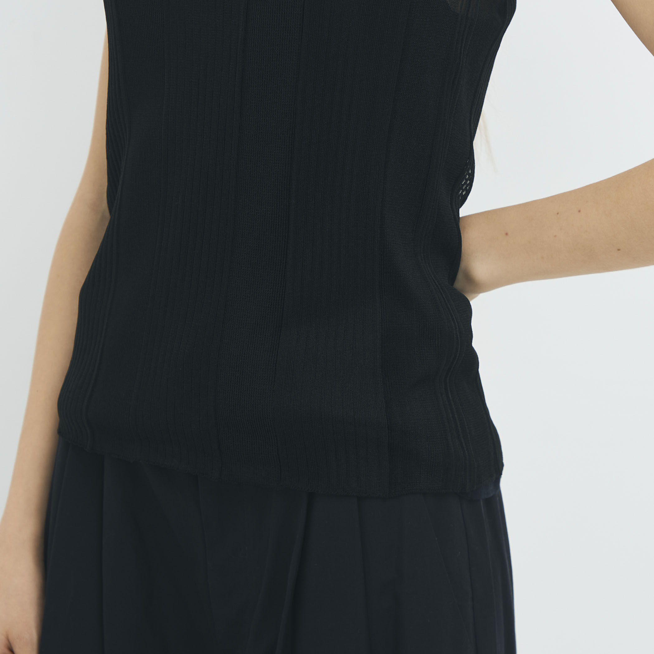 シアーナイロン ランダムリブノースリーブプルオーバー