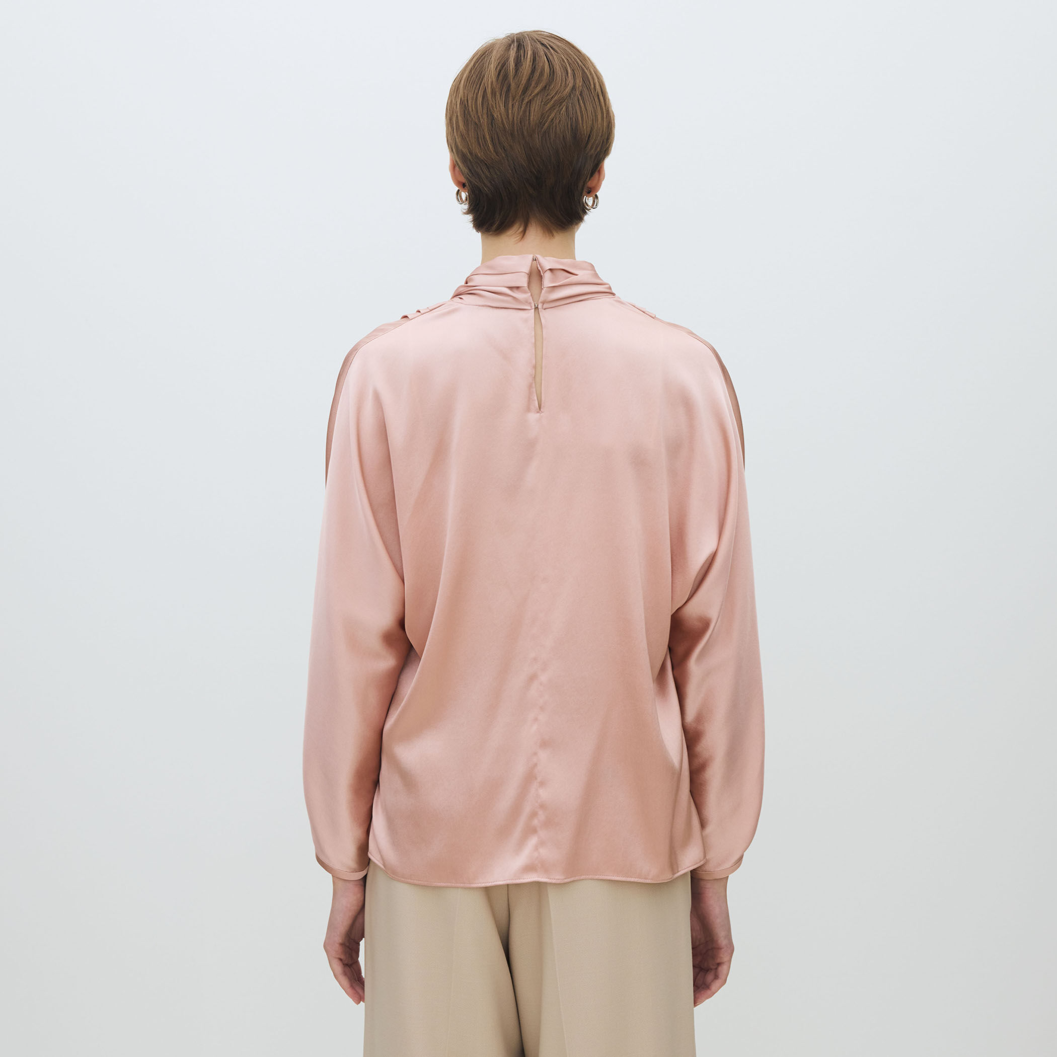 ウォッシャブルサテン ドレープブラウス｜トゥモローランド 公式通販