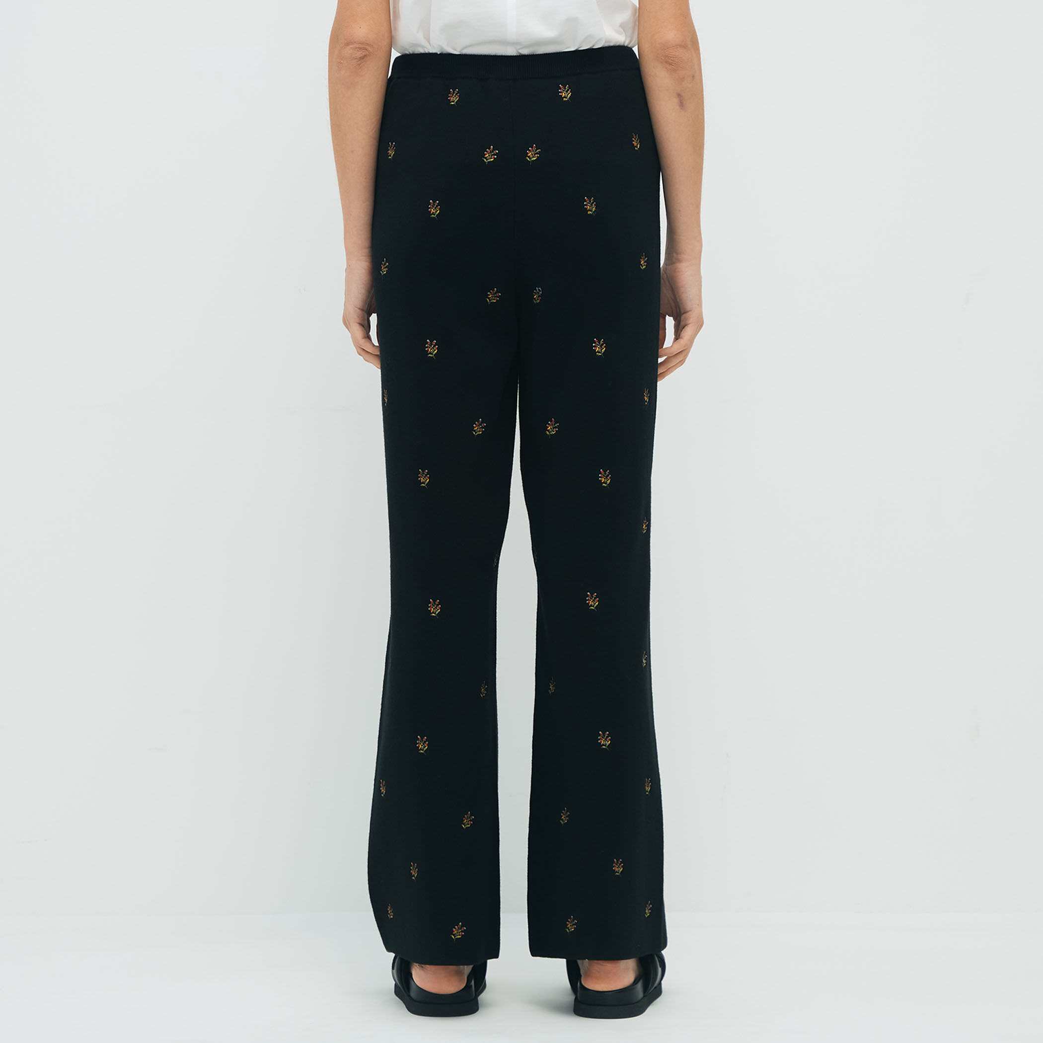 コットンカシミヤ エンブロイダリーニットパンツ｜トゥモローランド