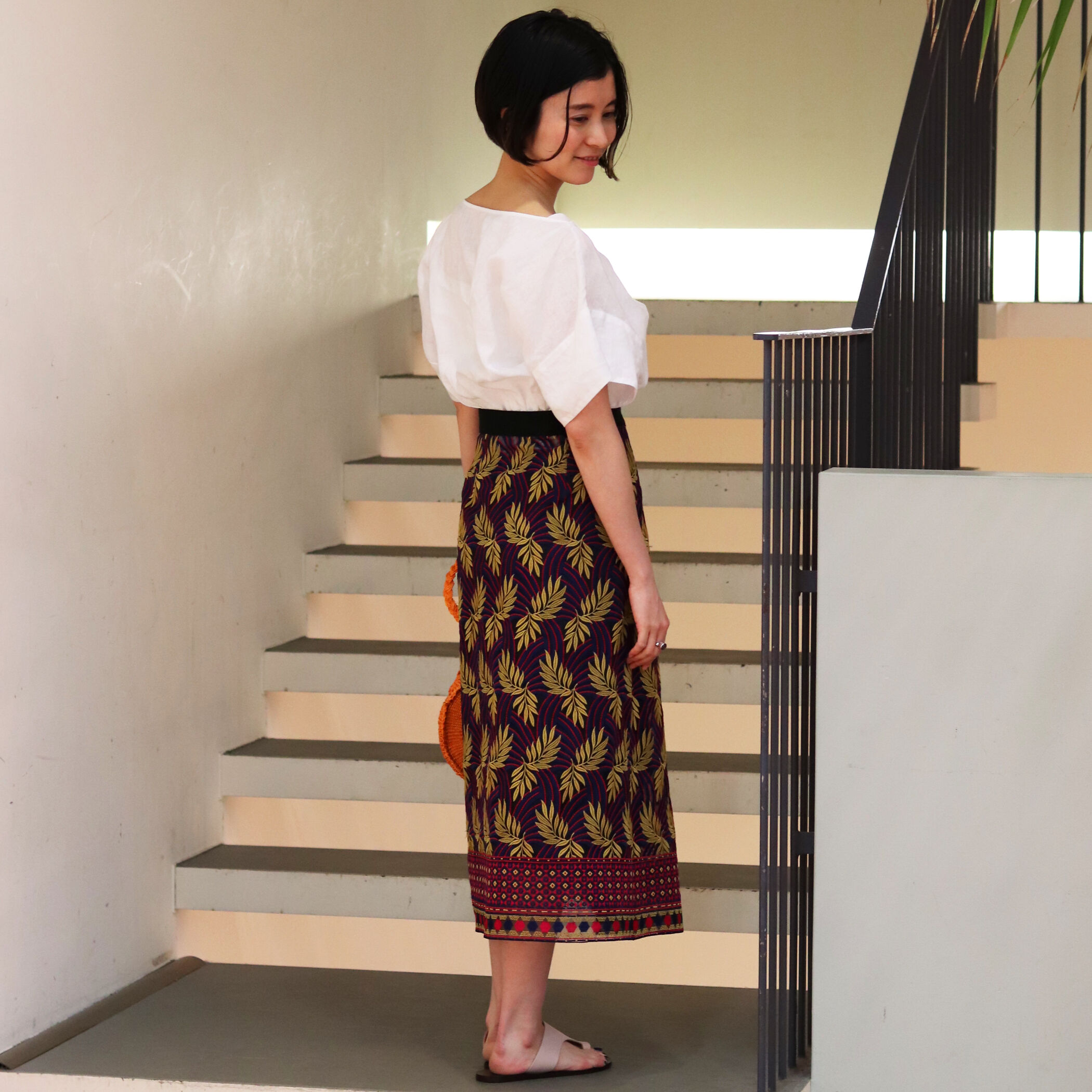 フレンチリネン クロップドブラウス｜トゥモローランド 公式通販