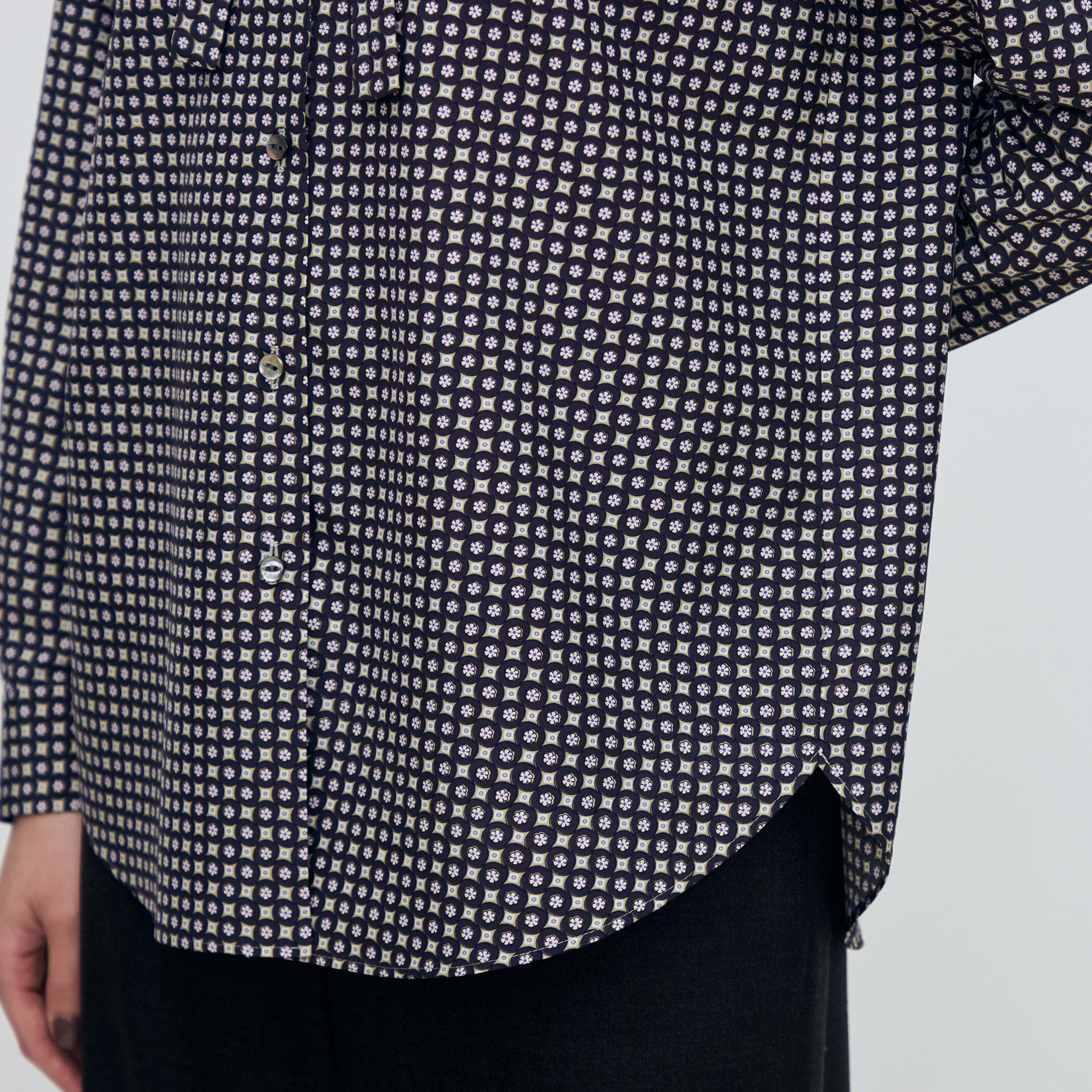 コモンフラワープリント ボウタイブラウス｜トゥモローランド 公式通販