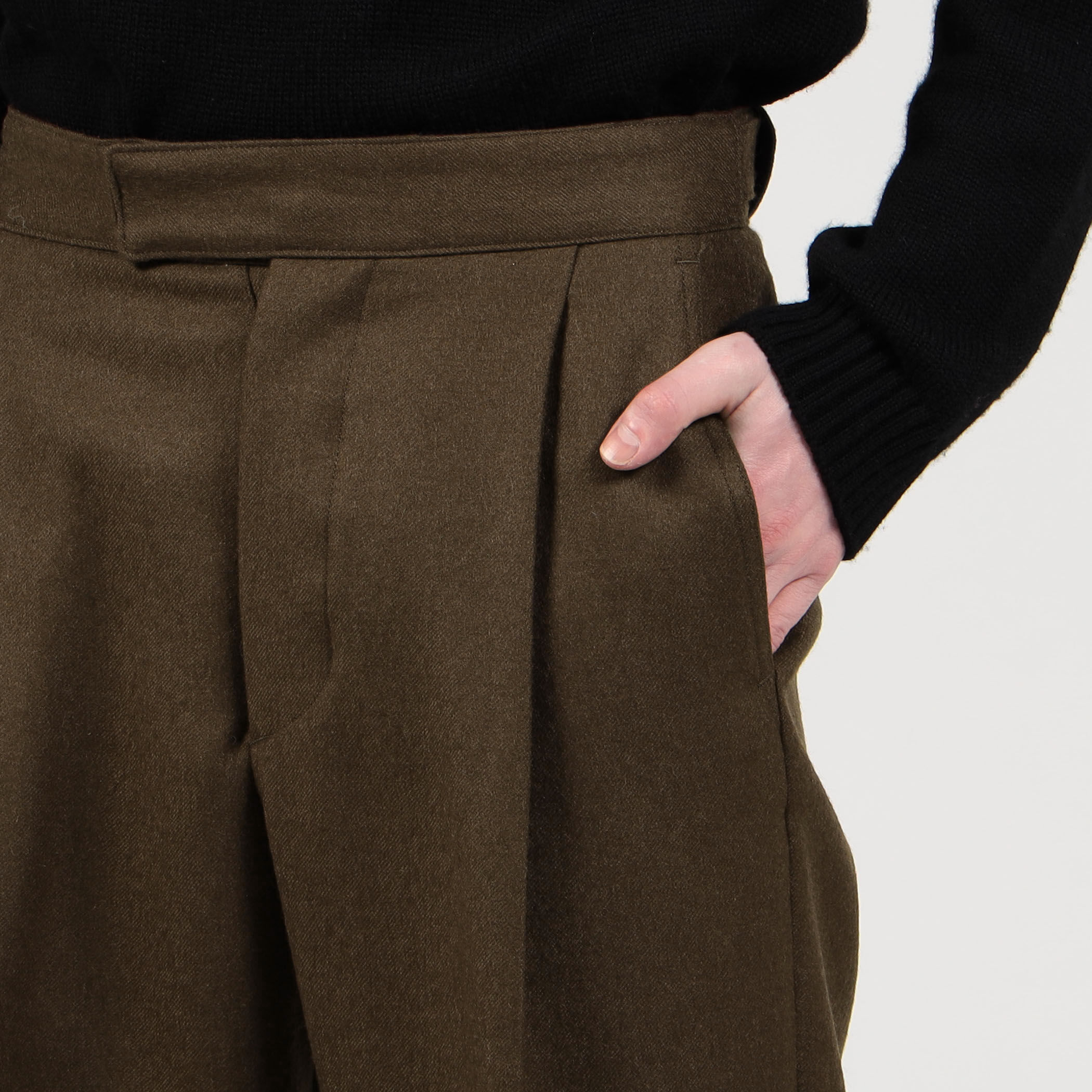 ○The CLASIK BACK BELT TROUSERS｜トゥモローランド 公式通販