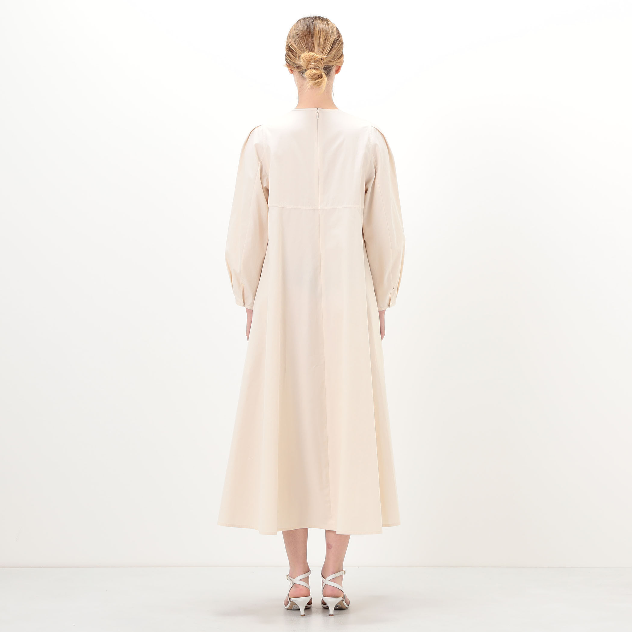 ライトモールスキン フレアワンピース｜トゥモローランド 公式通販