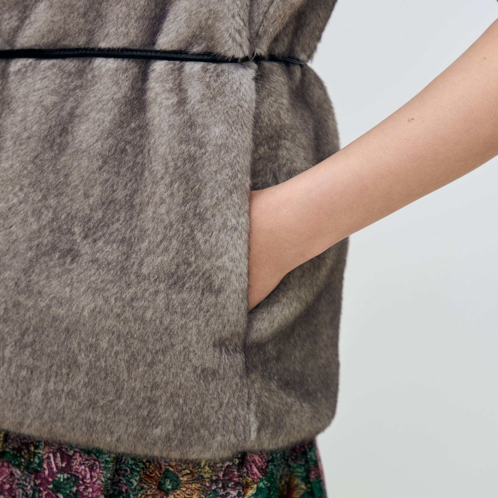 フェイクミンク ベルテッドジレ｜トゥモローランド 公式通販