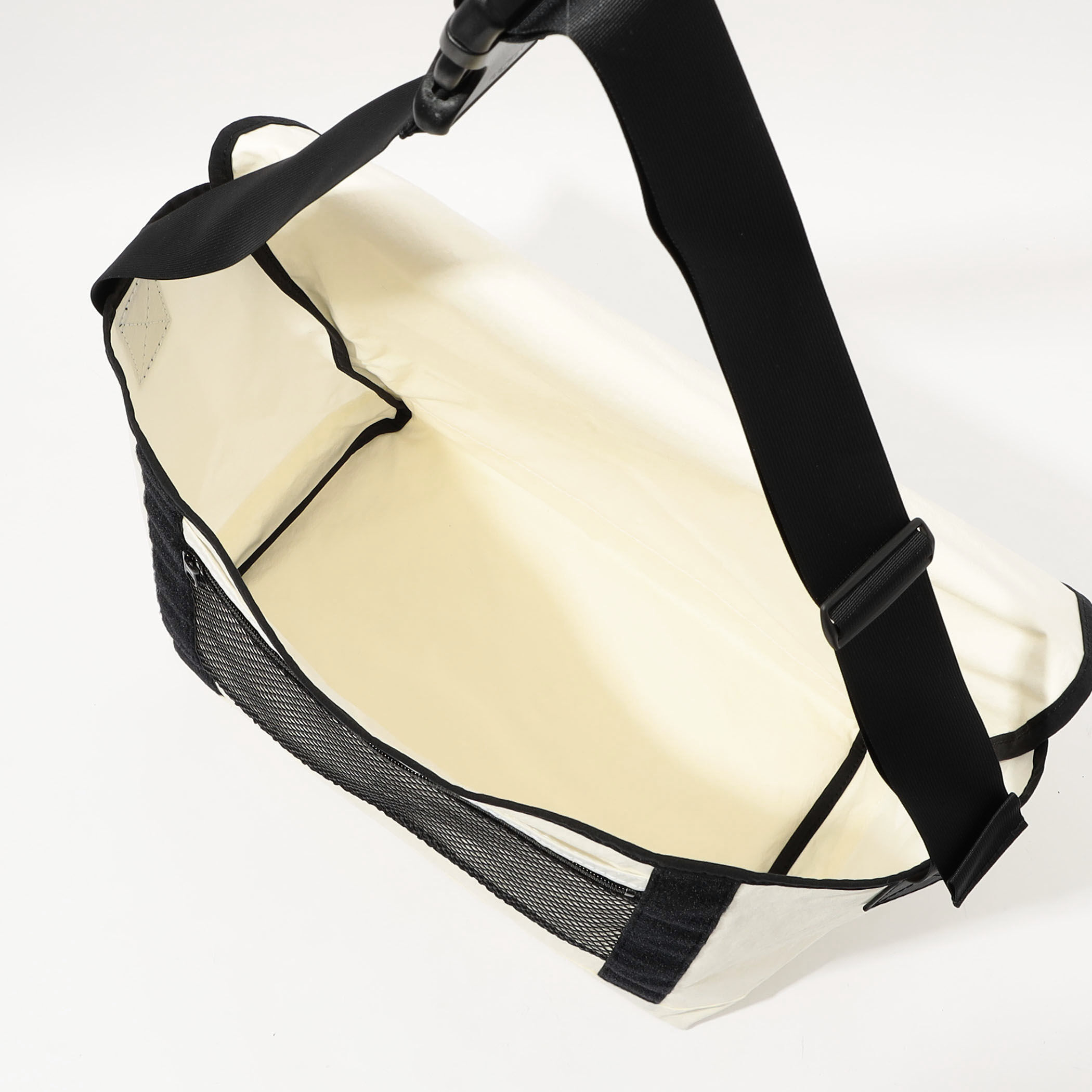 TEMBEA MESSENGER バッグ｜トゥモローランド 公式通販
