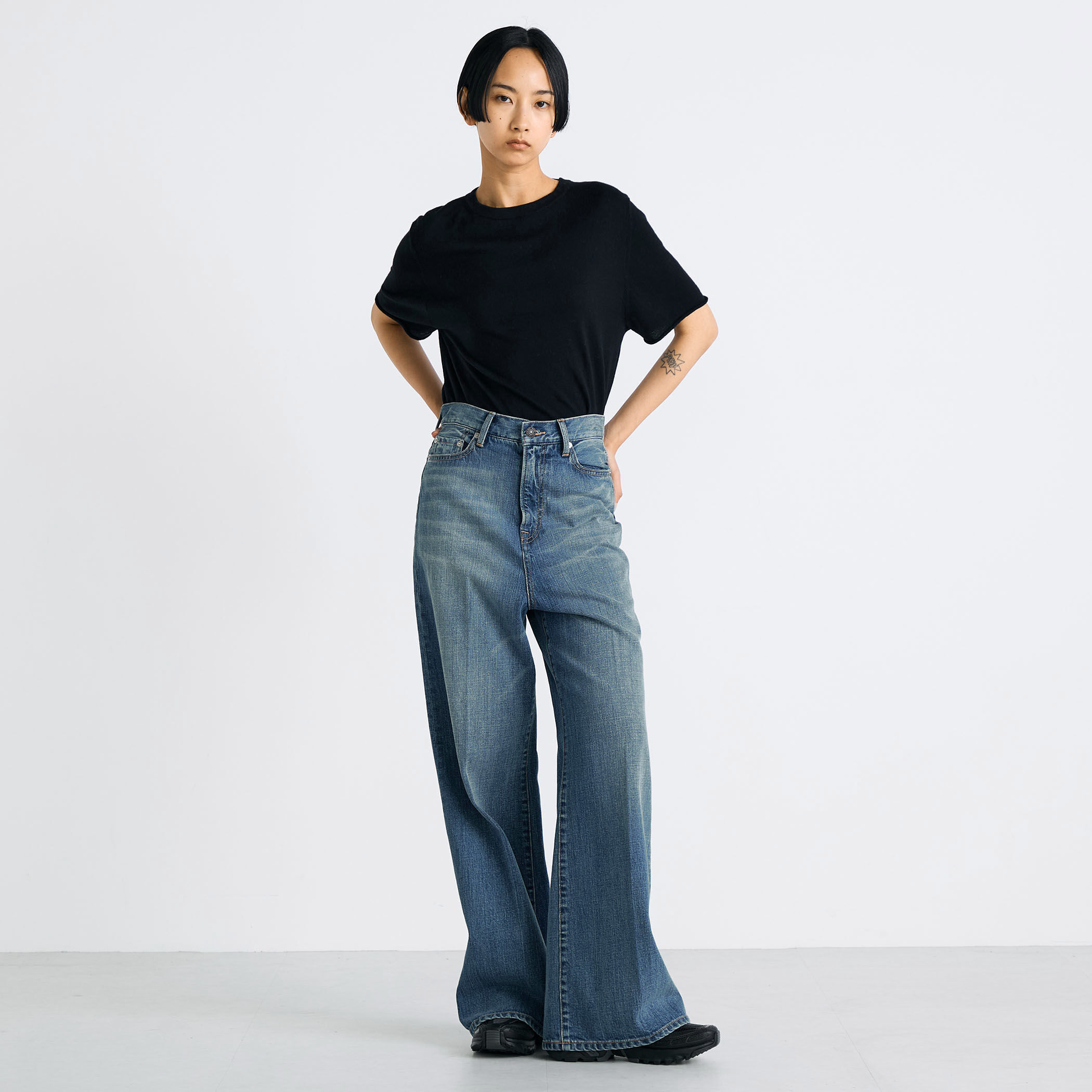 エッセンシャルデニム フレアパンツ｜トゥモローランド 公式通販