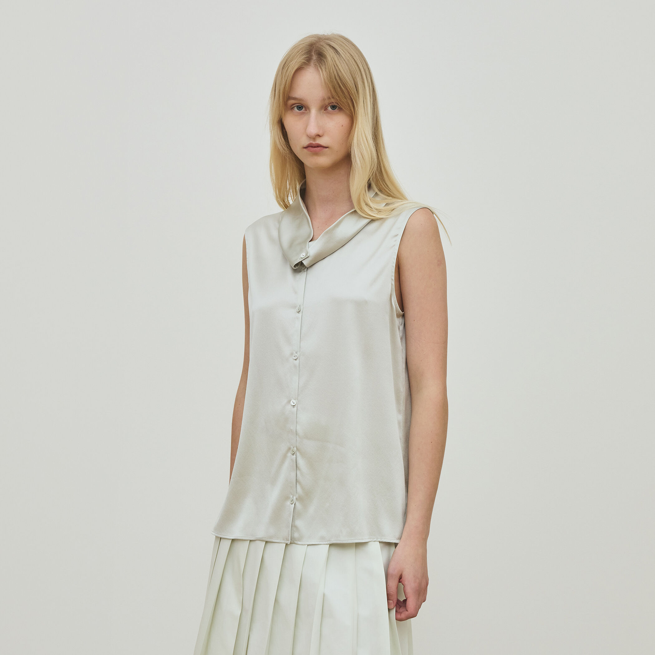 シルクストレッチサテン スカーフネックブラウス｜トゥモローランド