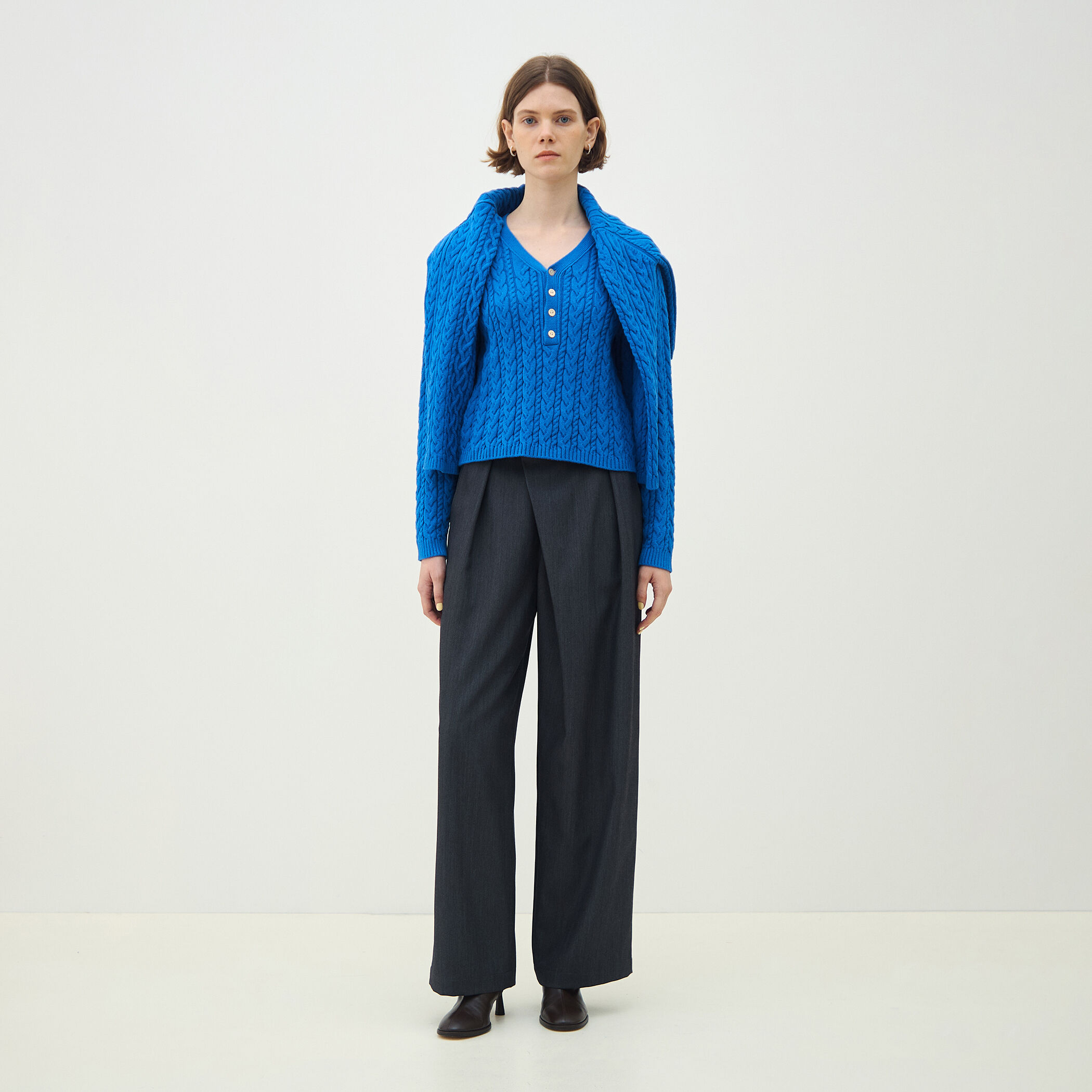 美品 ドゥロワー 定価5万 2021SS 18GコットンVネックフリルニット 美品 ドゥロワー 定価5万 2021SS 18GコットンVネックフリルニット