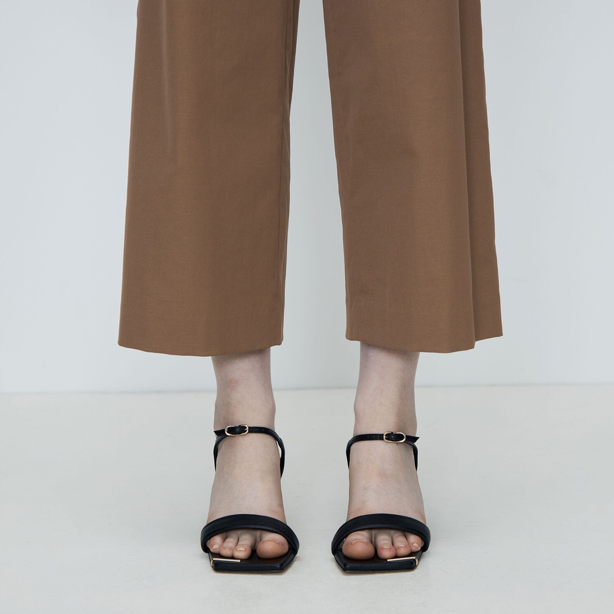 一部WEB先行予約】ドライツイル セミワイドパンツ｜トゥモローランド