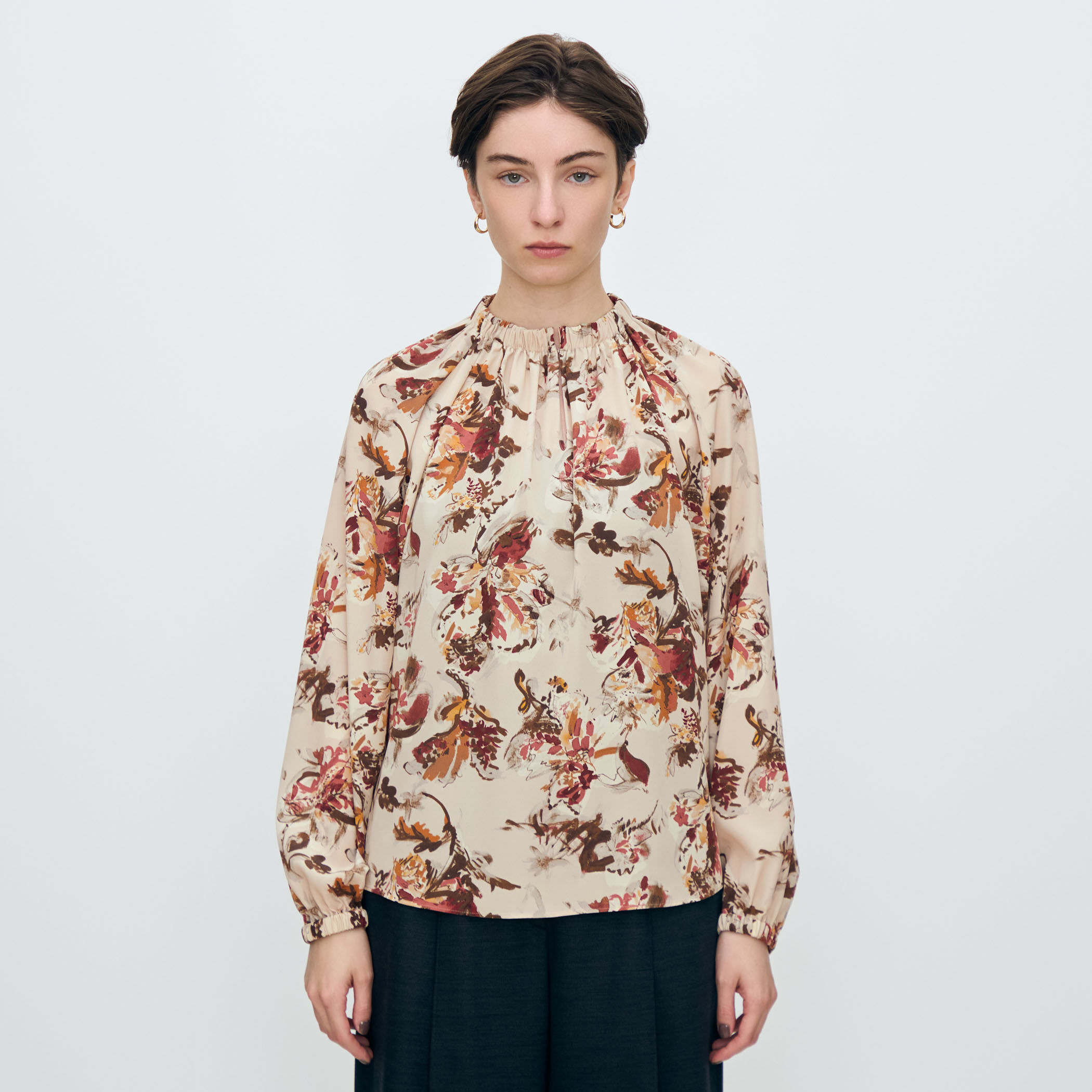 オータムガーデンプリント ネックギャザーブラウス｜トゥモローランド