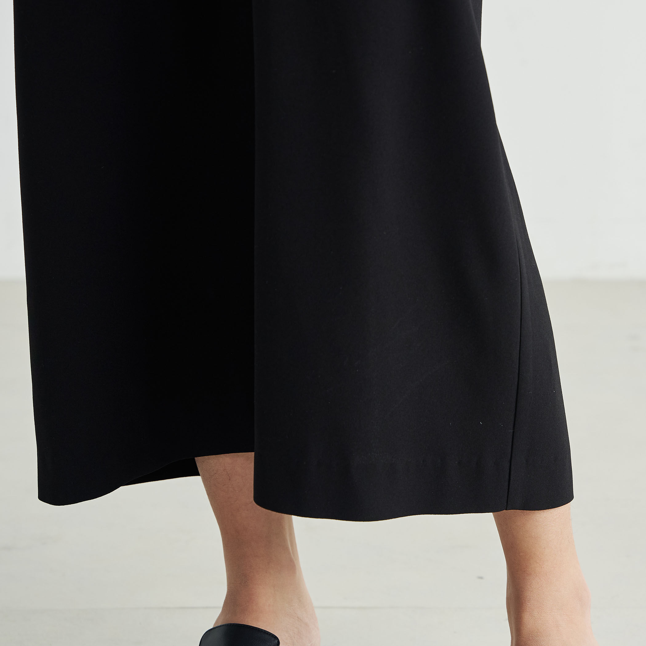 バックサテンジョーゼット Vネックロングワンピース｜トゥモローランド 公式通販