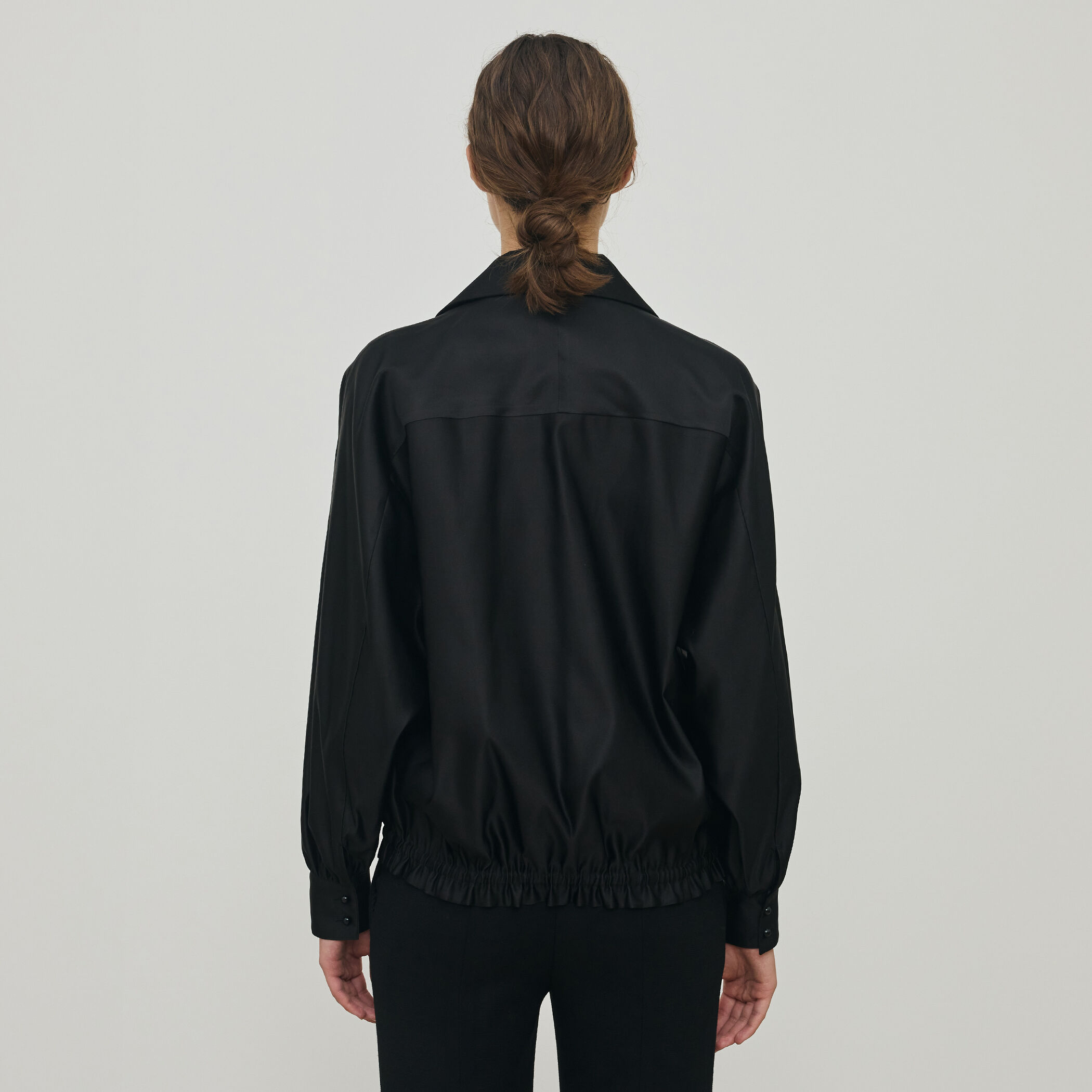 トリアセテートシルクサテン ジップアップブルゾン｜トゥモローランド