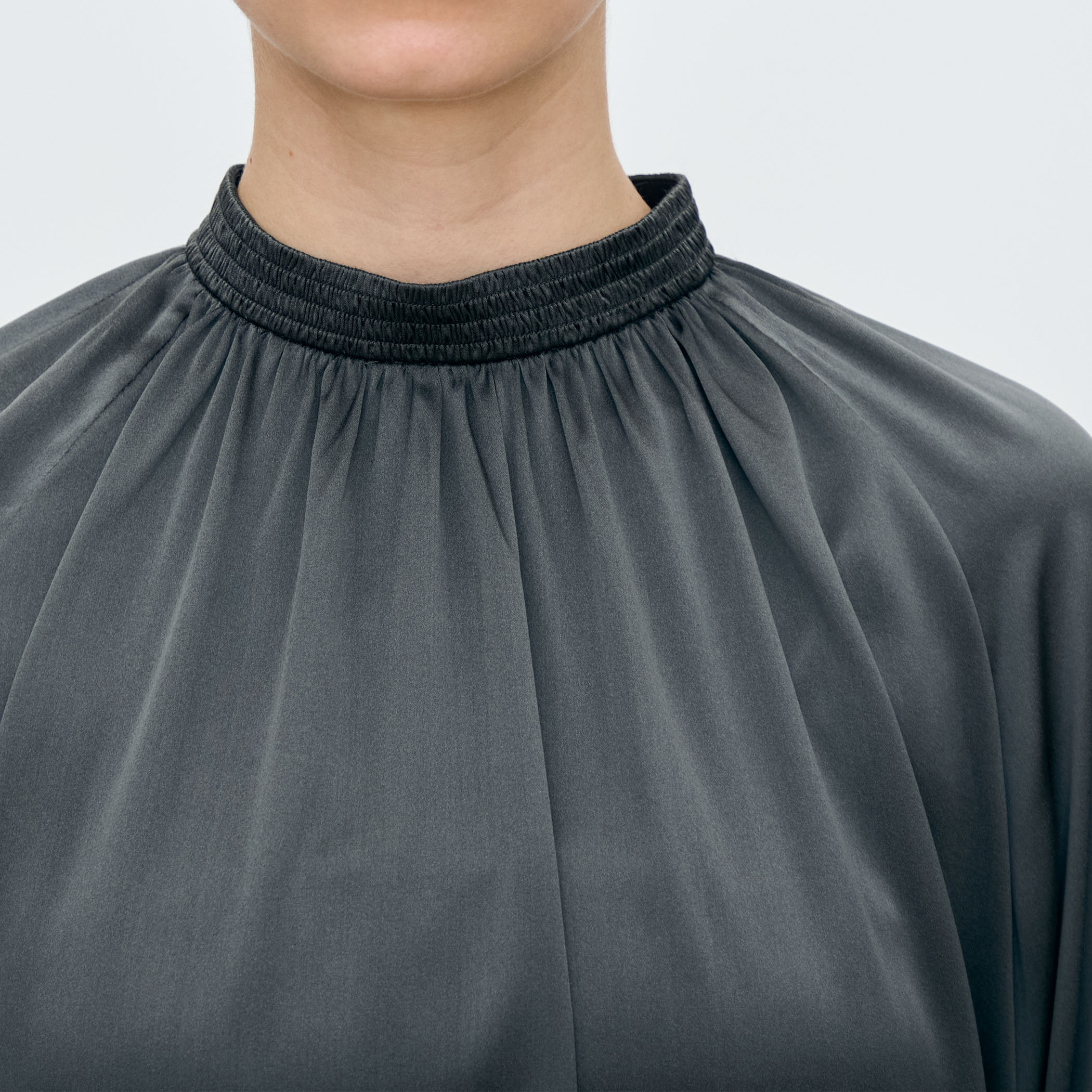 ウォッシャブルシルク シャーリングカラーブラウス｜トゥモローランド