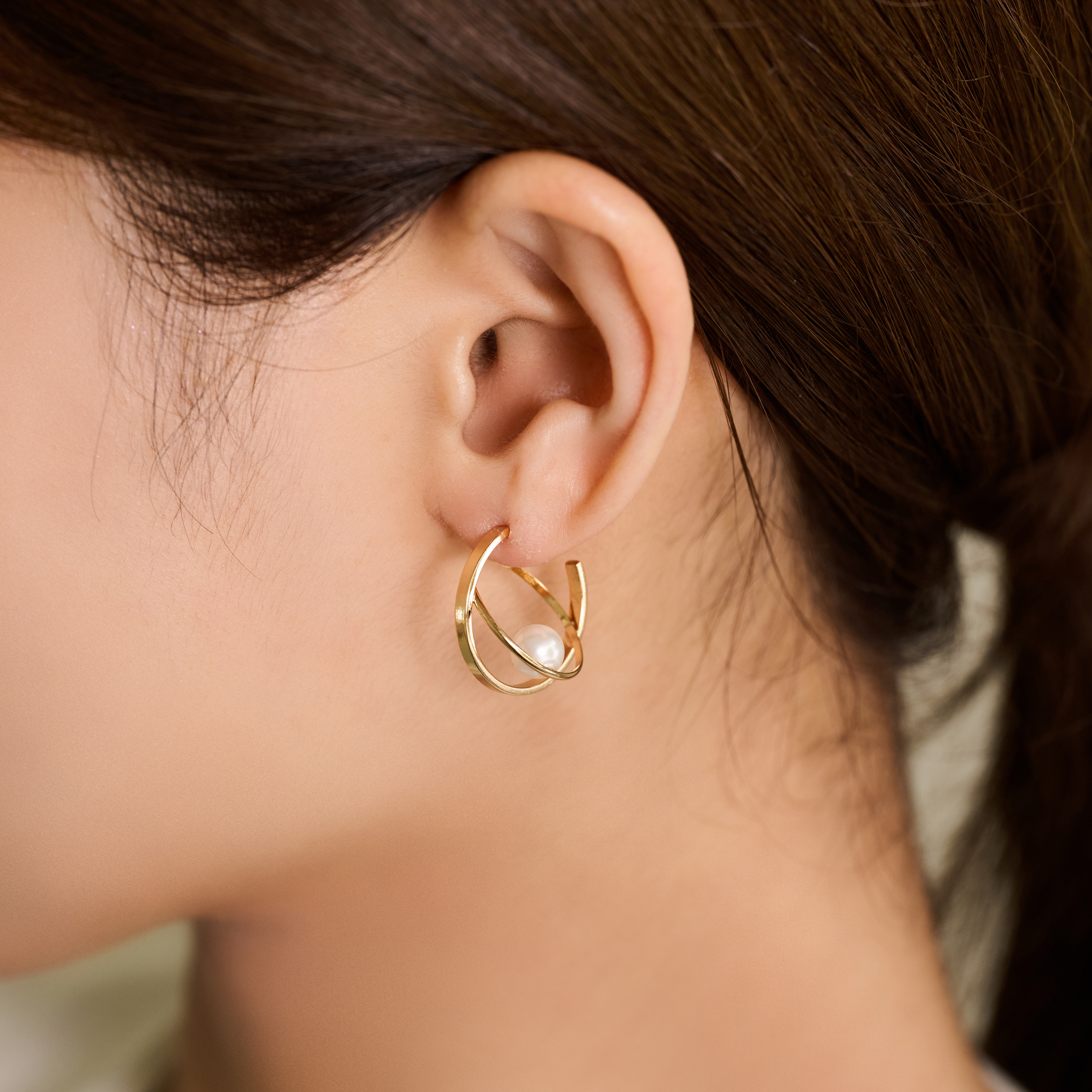 別注】januka ダブルフープ パールピアス｜トゥモローランド 公式サイト