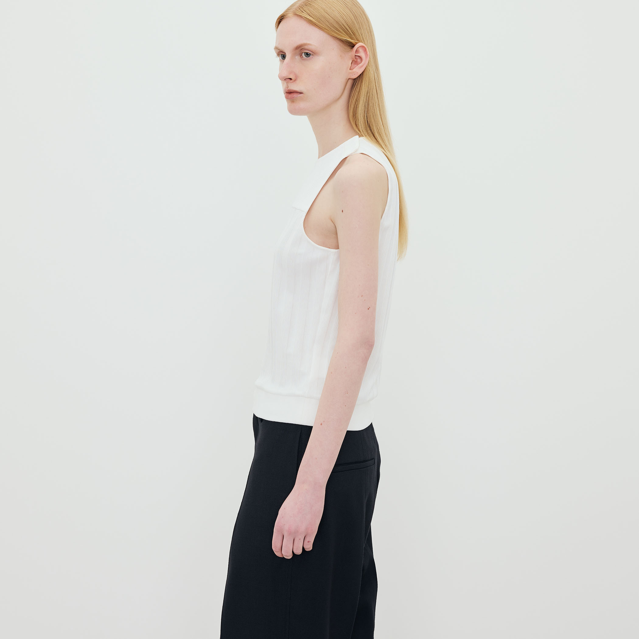 shushutong ノースリーブトップス 別注】SHUSHU/TONG Logo Sleeveless Top スリーブレストップ