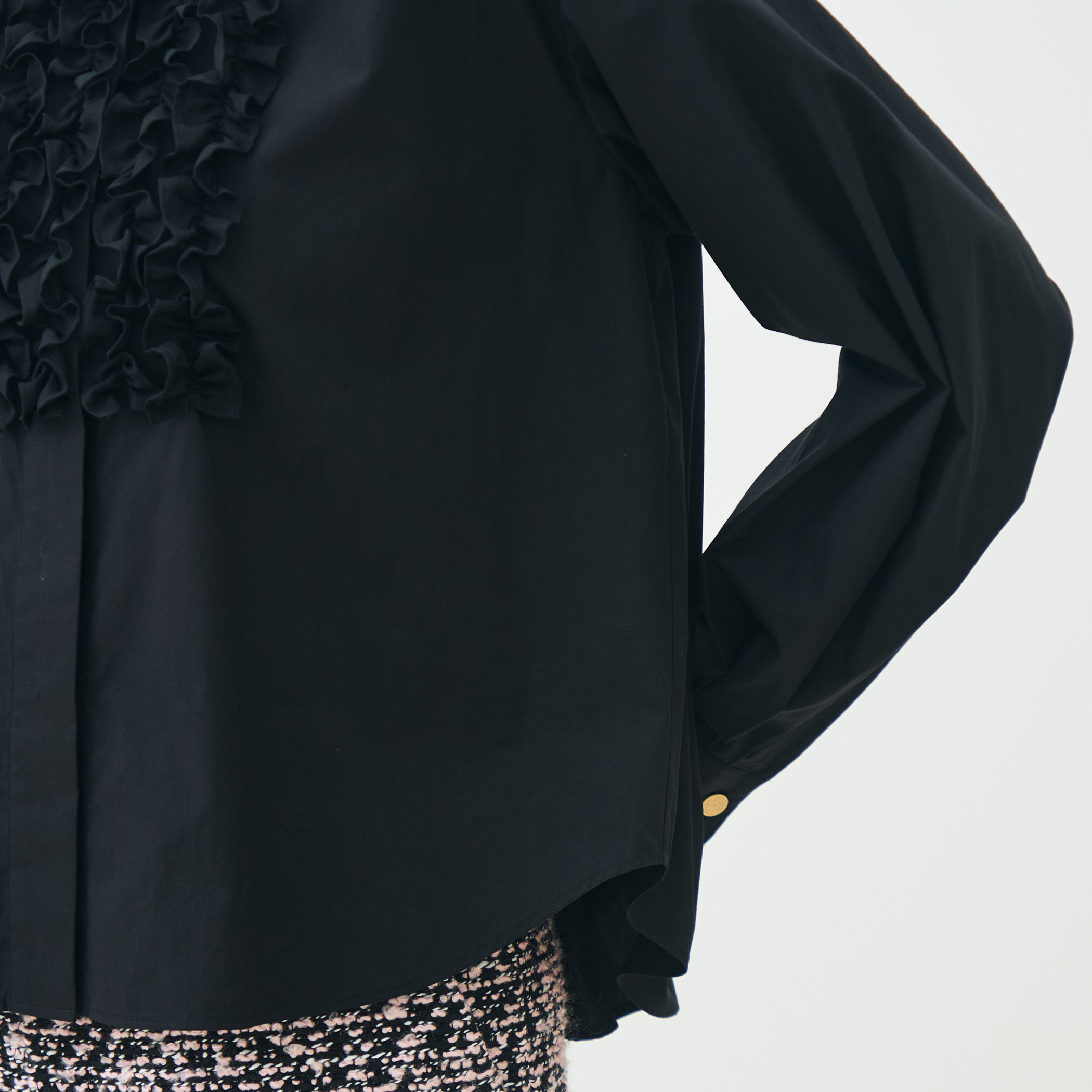 ブラックコンビネーション ラッフルブラウス｜トゥモローランド 公式通販