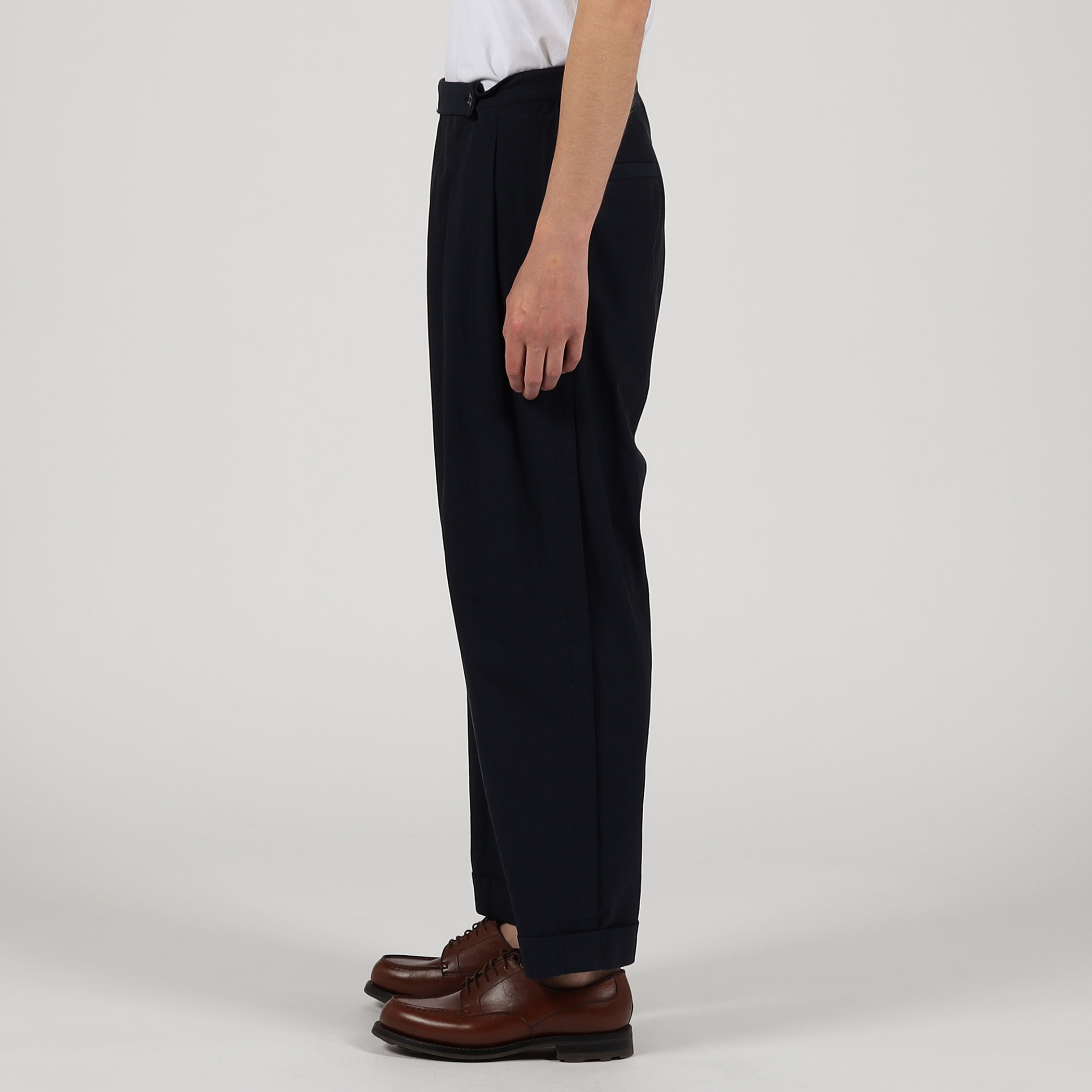 コットン グラスツイル 2プリーツ ベルトレスパンツ｜トゥモローランド