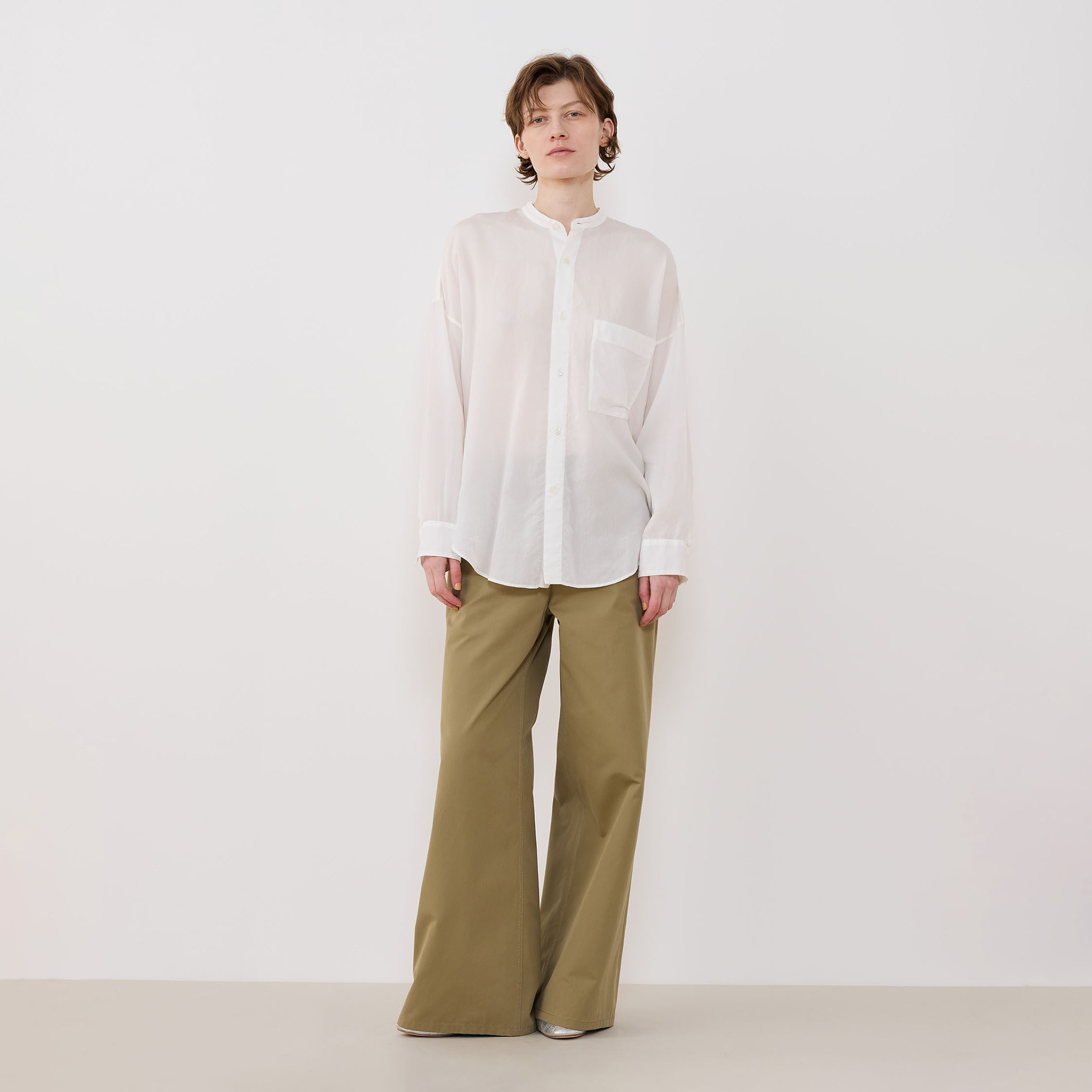 セルロースシルクブロード スタンドカラーシャツ｜トゥモローランド