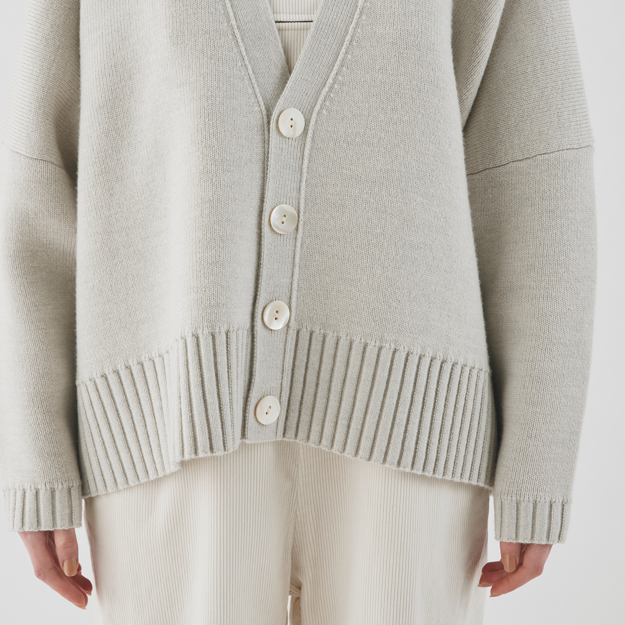 ウーステッドダブルフェイス Vネックカーディガン｜トゥモローランド