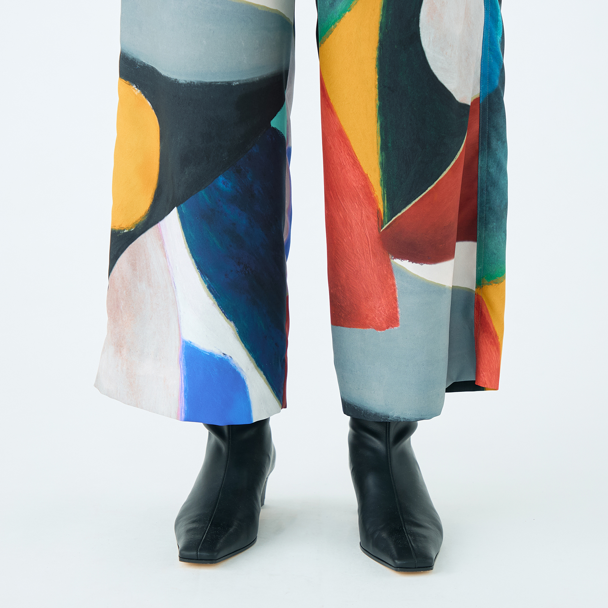 アルテミスプリント 1タックイージーパンツ｜トゥモローランド