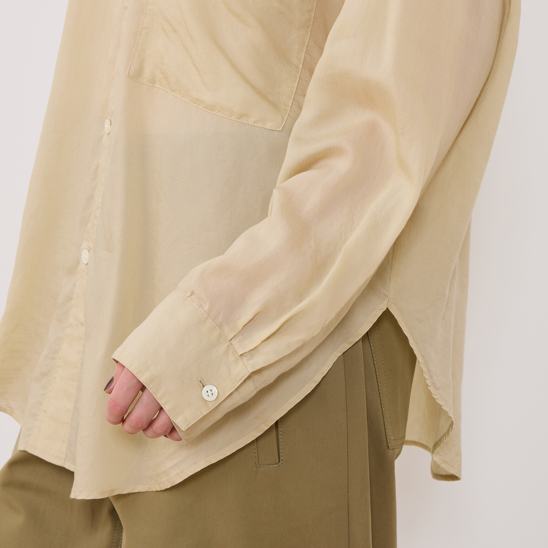 セルロースシルクブロード スタンドカラーシャツ｜トゥモローランド