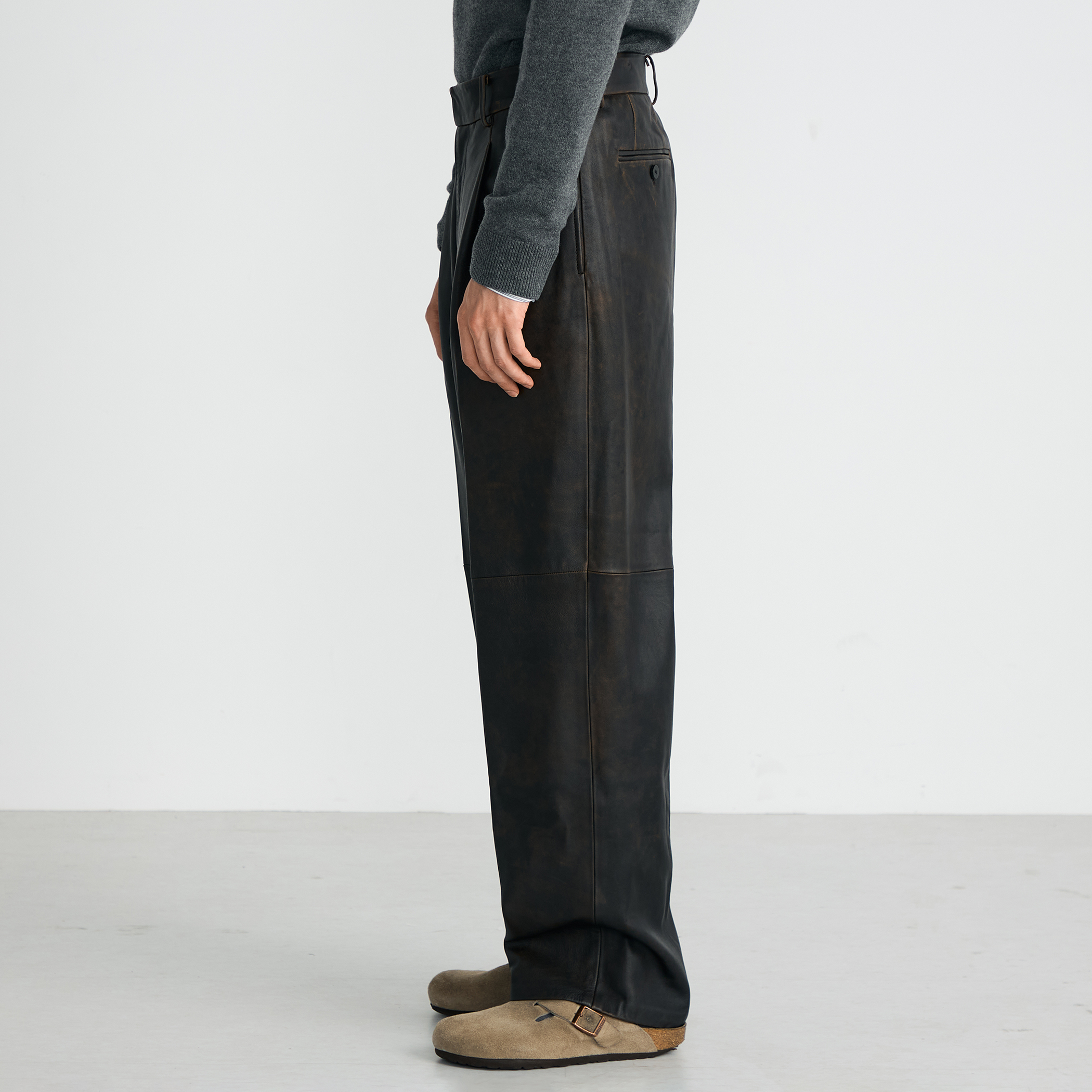 クラッシュレザー スラックス｜トゥモローランド 公式通販