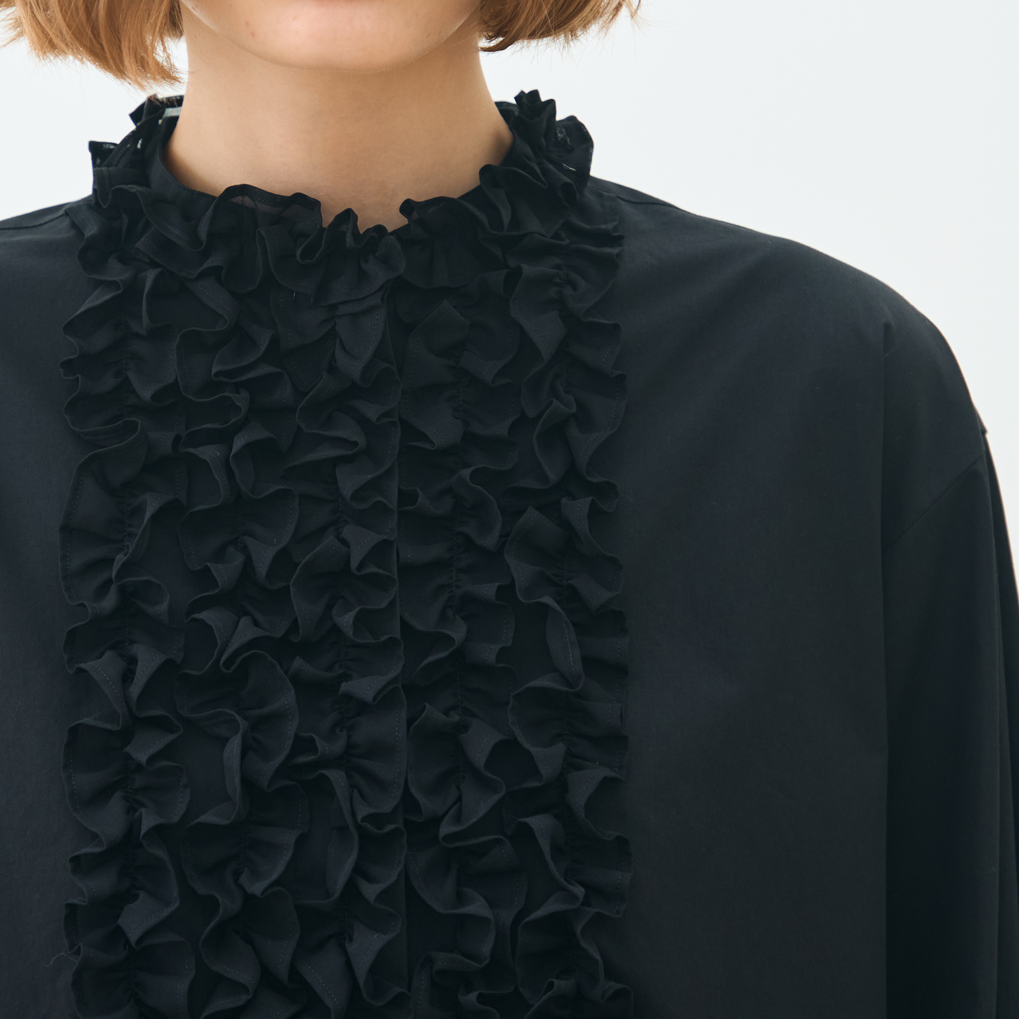 ブラックコンビネーション ラッフルブラウス｜トゥモローランド 公式通販