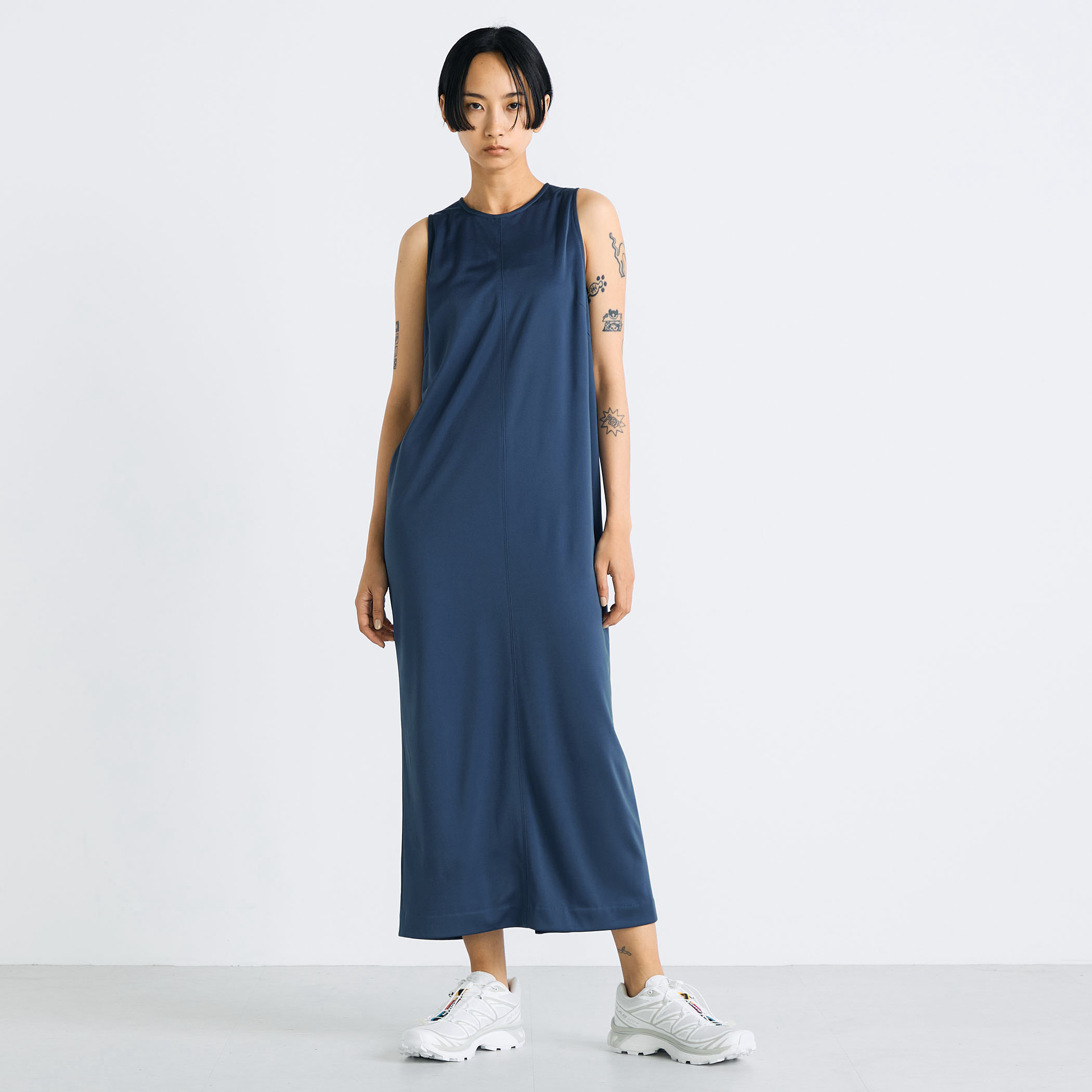 新品未使用タグ付き　トゥモローランド　ブラックノースリーブワンピース サテンダンボール ノースリーブ ワンピース｜トゥモローランド 公式通販