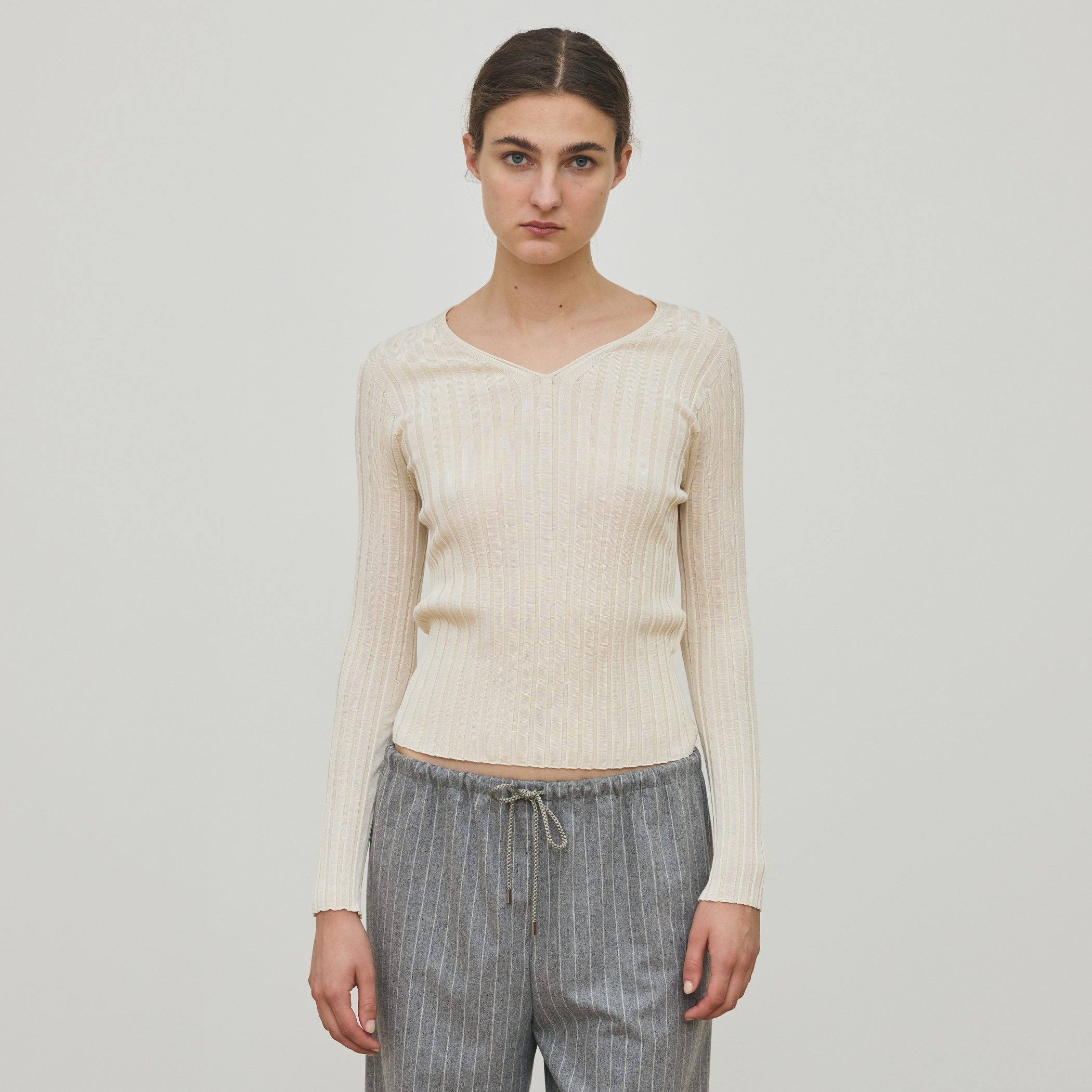 ドメスティックスパンシルク Vネックプルオーバー｜トゥモローランド