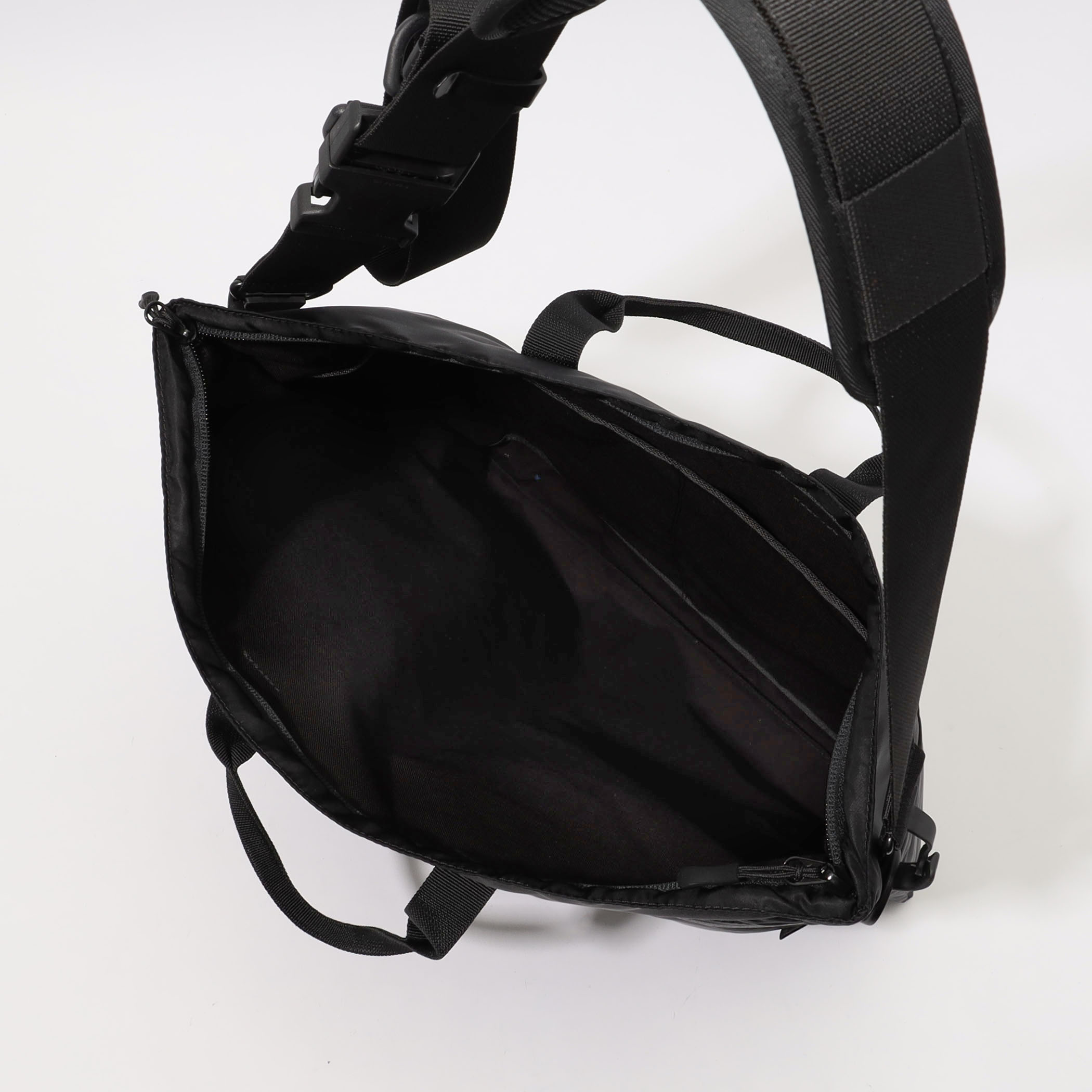 □【別注】bagjack×Edition Helmet Bag｜トゥモローランド 公式通販