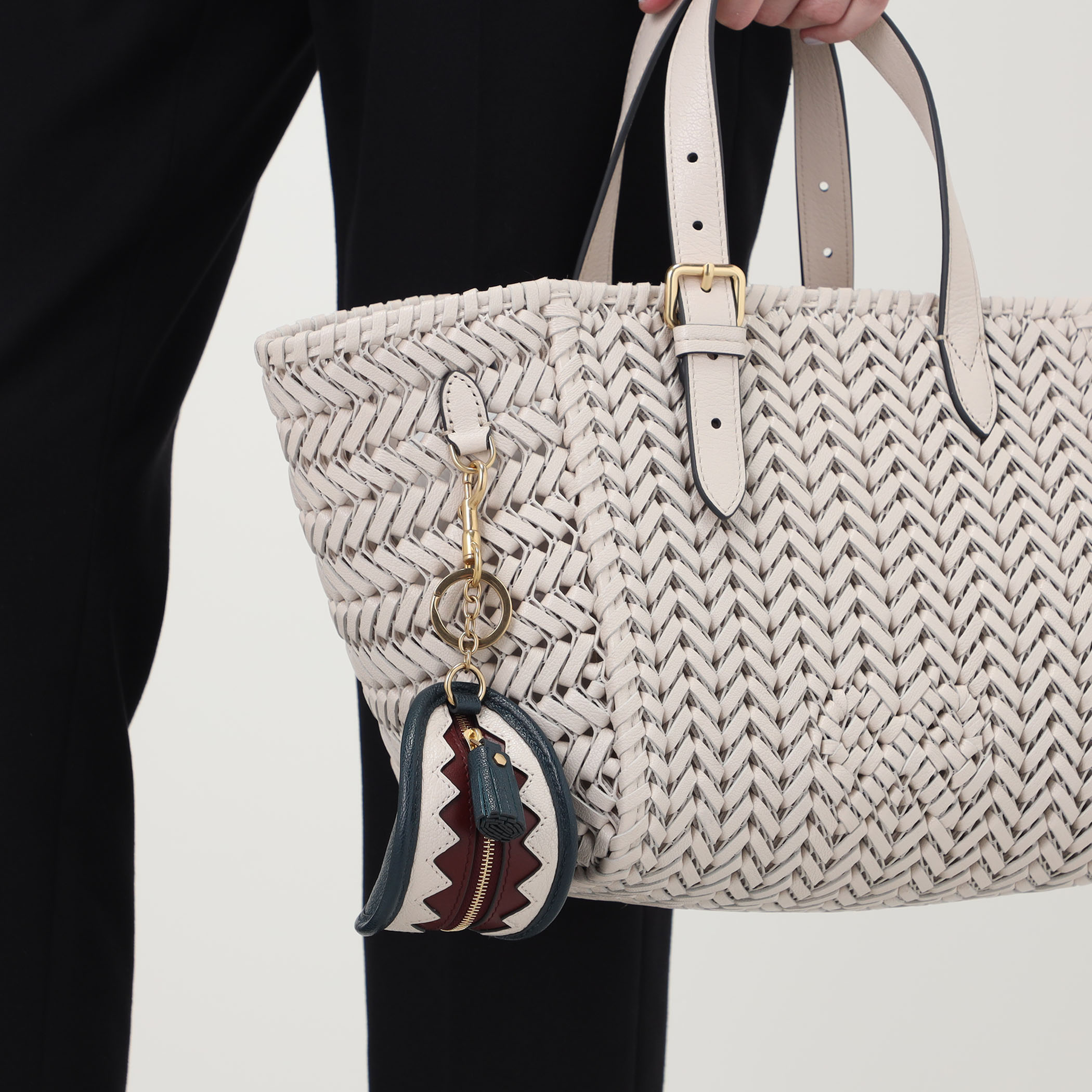 ANYA HINDMARCH EAR PODS SHARK TEETH ポーチ｜トゥモローランド 公式