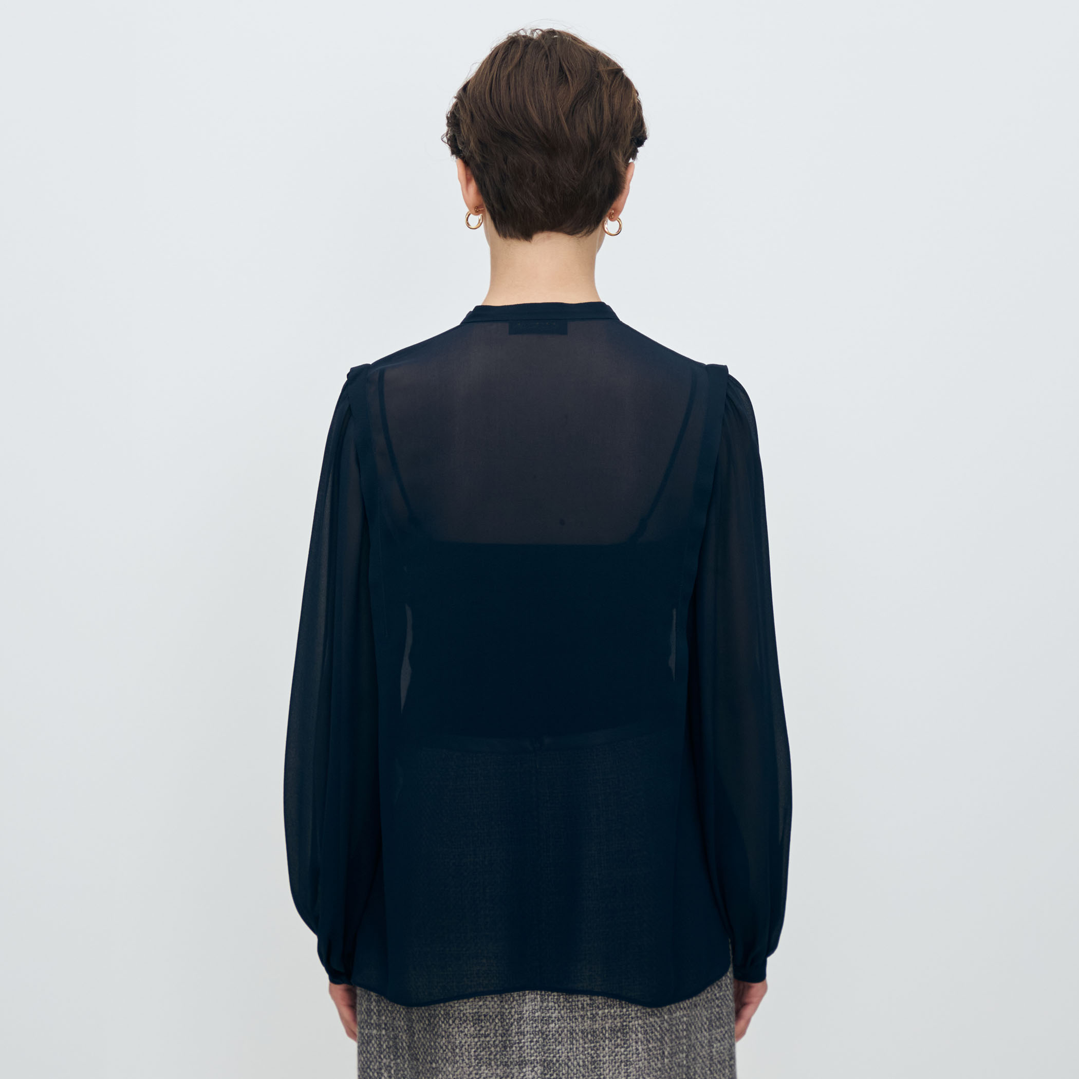 美品 25AW TOMORROWLAND collection トゥモローランド コレクション シルクシフォン ブラウス 13-01-54-01202 サイズ36 ネイビー レディース 古着 中古 USED シルクシフォン ピンタックブラウス | maison TOMORROWLAND/メゾン
