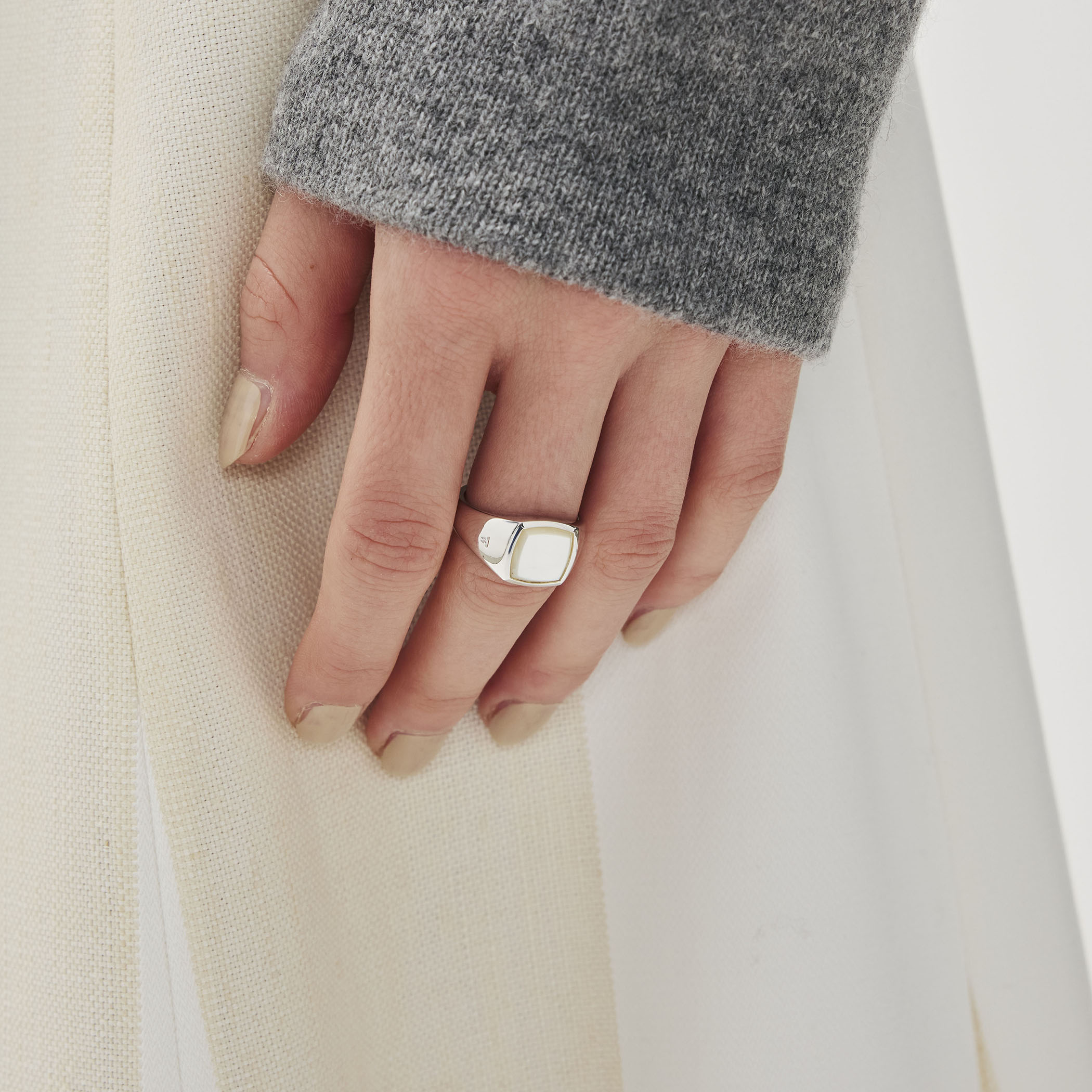 TOM WOOD Kay Ring White MOP｜トゥモローランド 公式通販