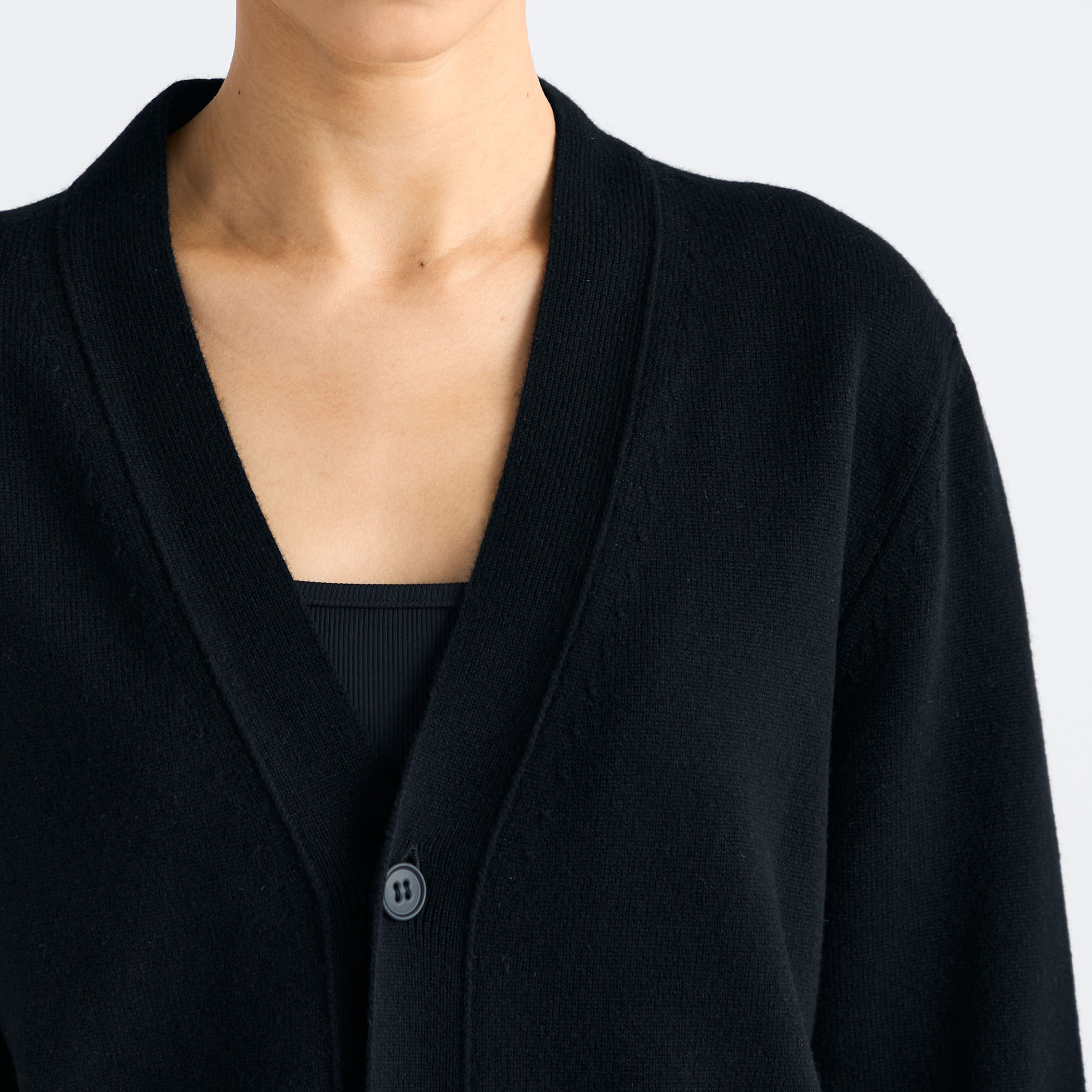 エクストラファインウール Vネックカーディガン｜トゥモローランド