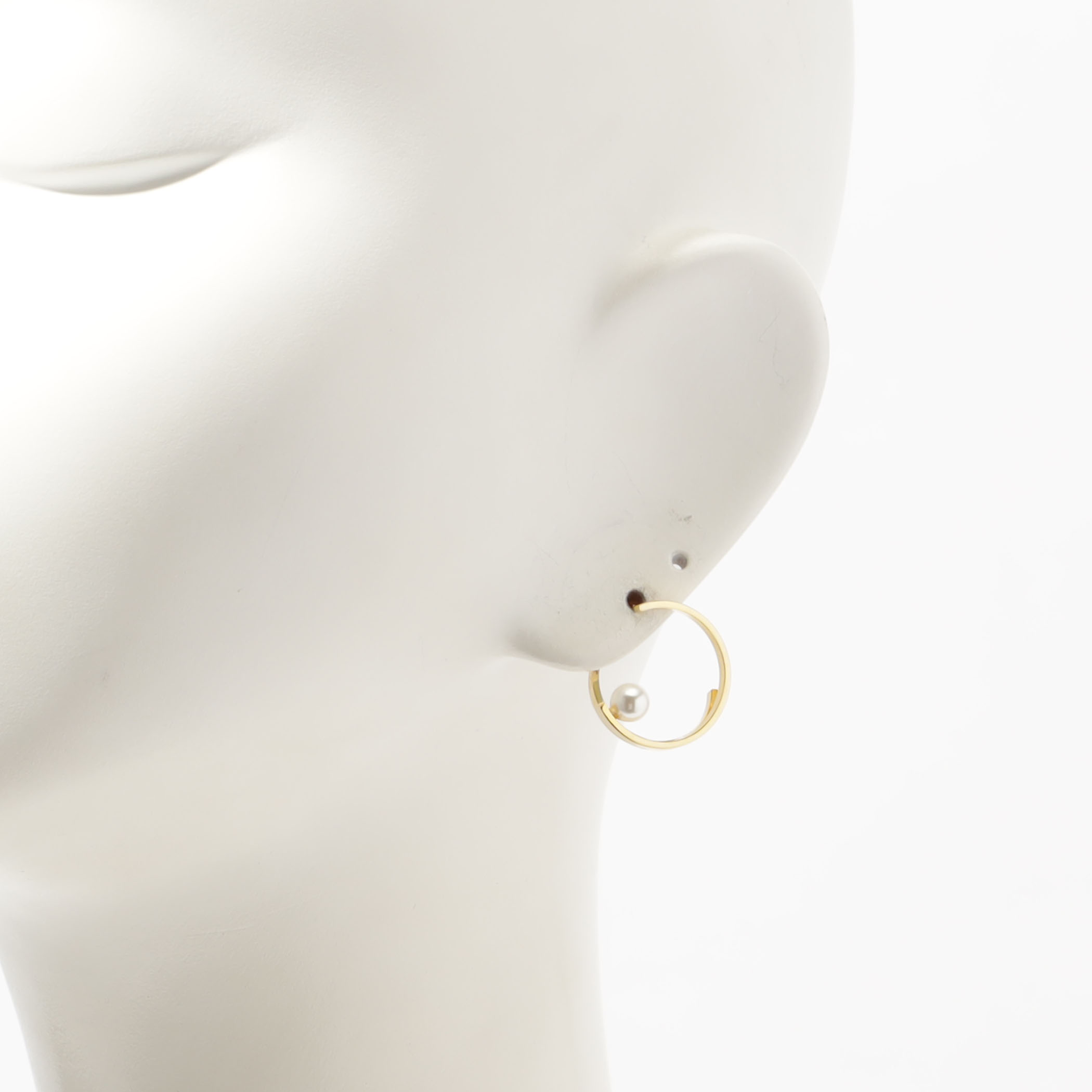 januka パールフープ スモールピアス 別注】januka パールフープ スモールピアス｜トゥモローランド