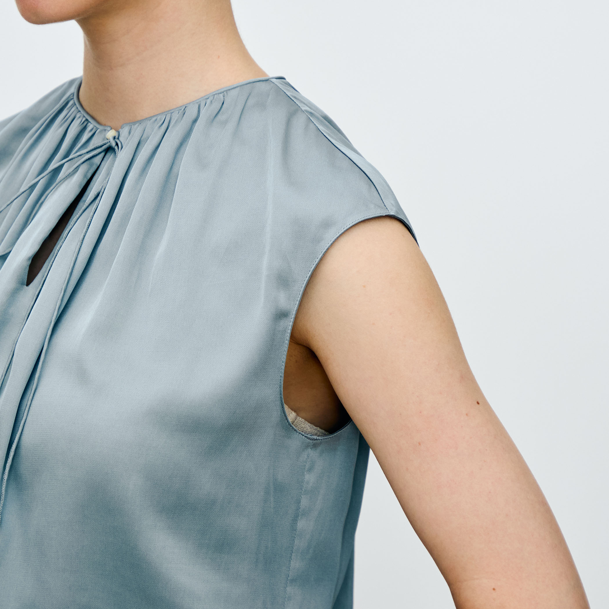 トゥモローランドコレクションブラウス38 シャイニーシャンブレー スリーブレレスブラウス｜トゥモローランド