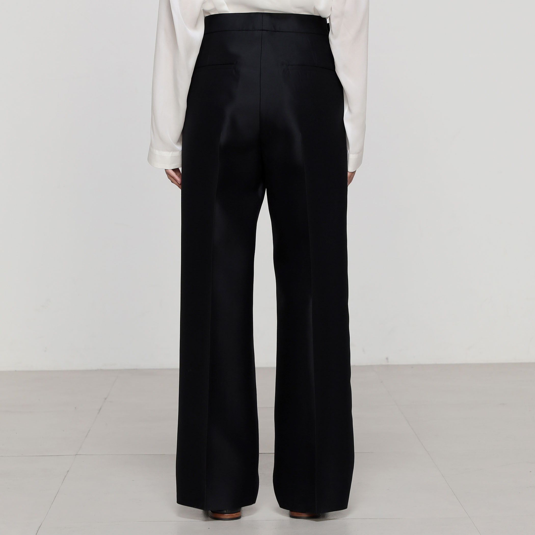 シルクウール サイドレザーベルトストレートパンツ｜トゥモローランド