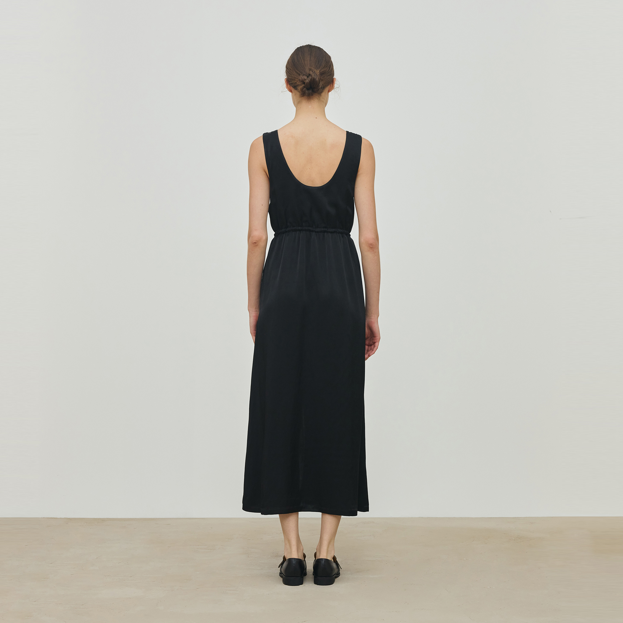 ロイヤルサテン ノースリーブドレス｜トゥモローランド 公式通販