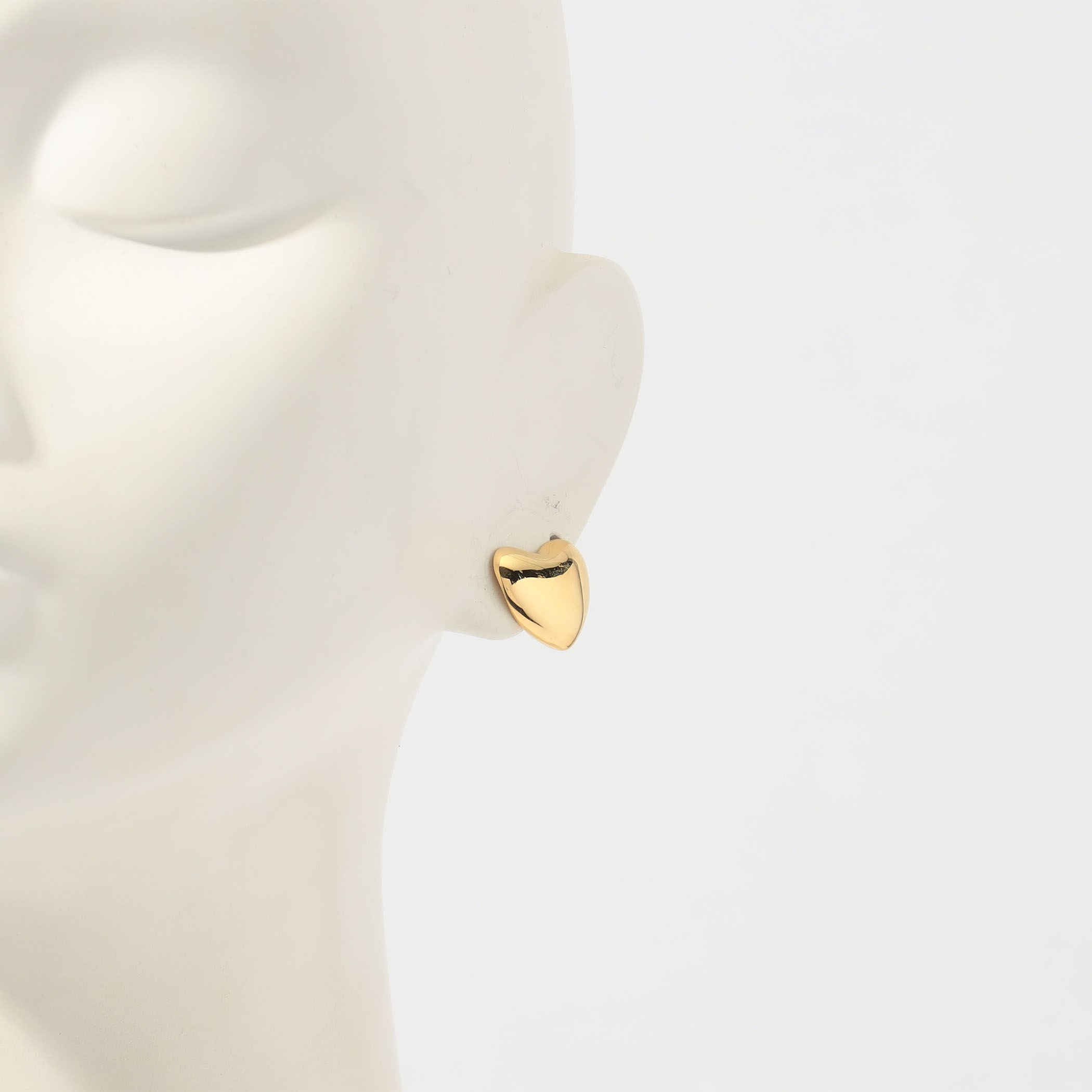 Annika Inez VOLUPTOUS ハートスタッズピアス｜トゥモローランド