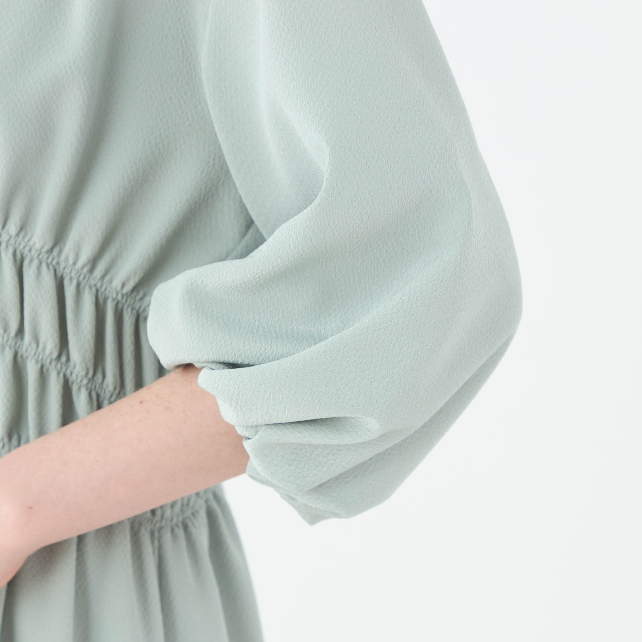 ウズラクレープ シャーリングワンピース｜トゥモローランド 公式通販