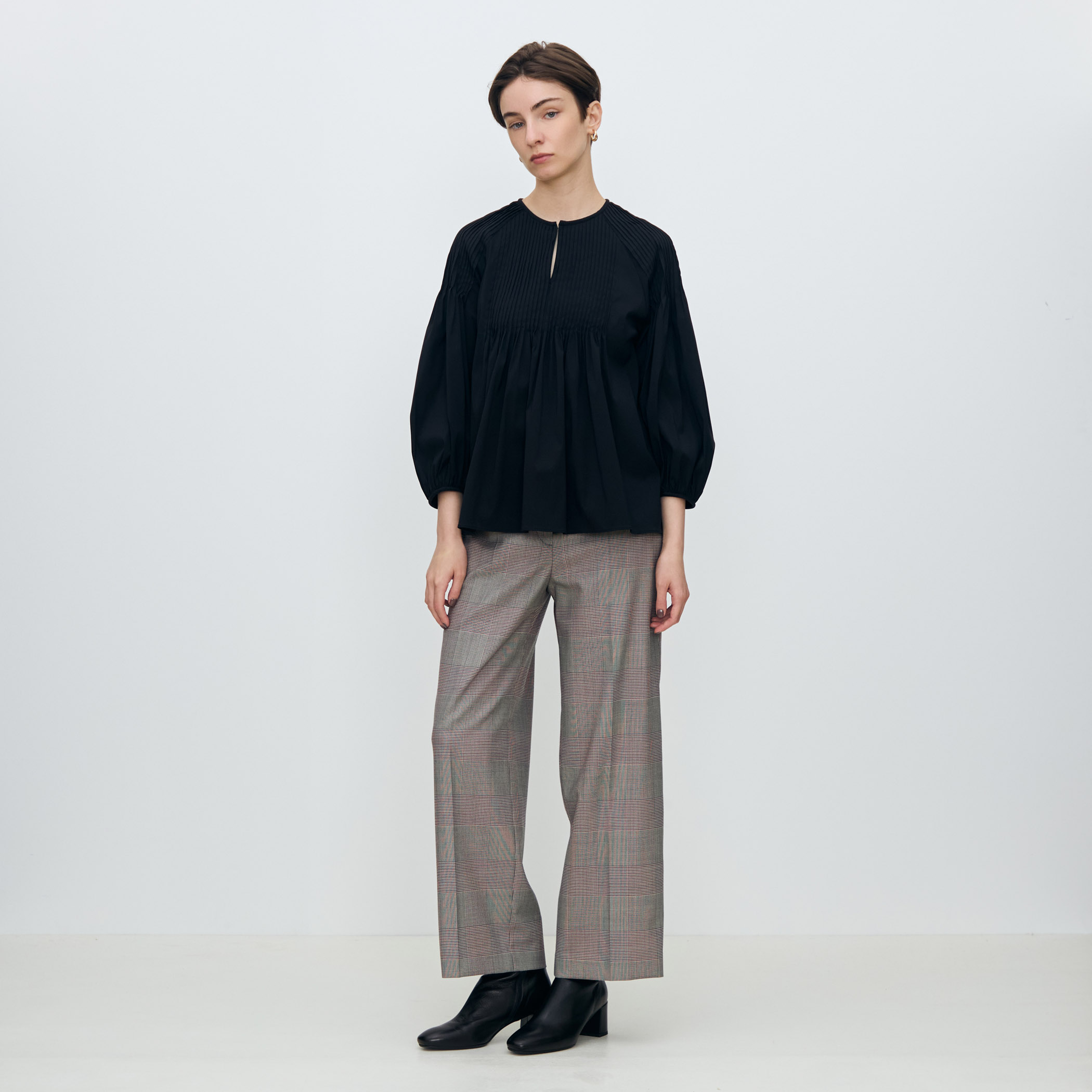 極美品♡TOMORROWLAND ストレッチブロード ピンタックブラウス 黒 ストレッチブロード ピンタックスリーブブラウス | maison